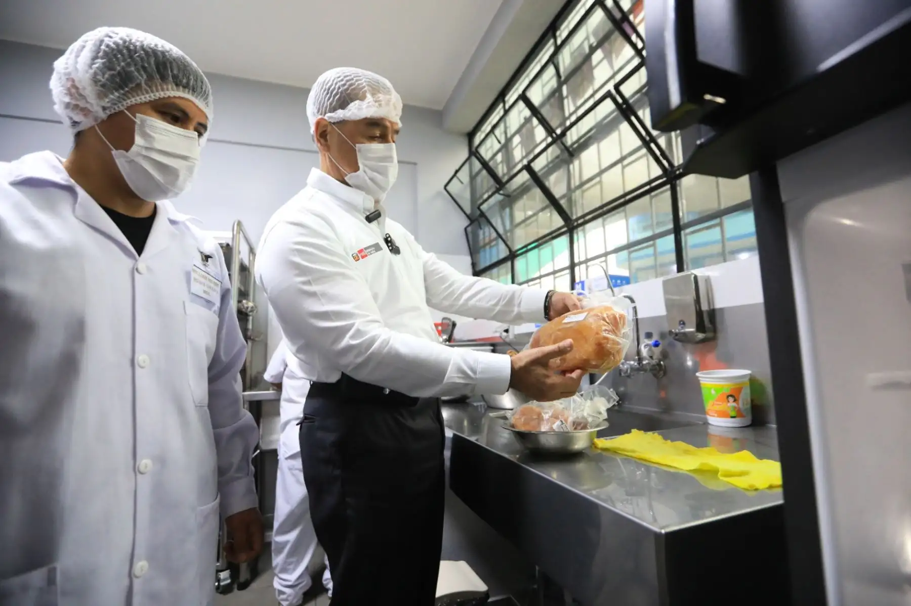 El ministro de Salud, Luis Quiroz Avilés, realizó una visita de inspección en el marco del plan piloto “Todos comemos lo mismo”, en la Institución Educativa n.º 2090 “Virgen de la Puerta”, en Los Olivos. Foto:ANDINA/MINSA El ministro de Salud, Luis Quiroz Avilés, realizó una visita de inspección en el marco del plan piloto “Todos comemos lo mismo”, en la Institución Educativa n.º 2090 “Virgen de la Puerta”, en Los Olivos. Foto:ANDINA/MINSA