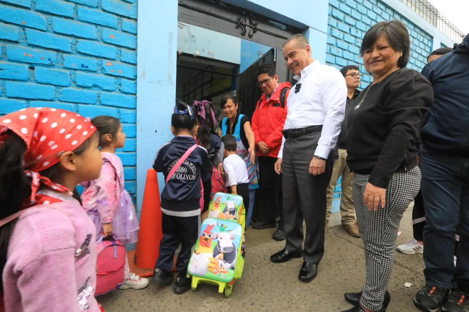 El ministro de Salud, Luis Quiroz Avilés, realizó una visita de inspección en el marco del plan piloto “Todos comemos lo mismo”, en la Institución Educativa n.º 2090 “Virgen de la Puerta”, en Los Olivos. Foto:ANDINA/MINSA El ministro de Salud, Luis Quiroz Avilés, realizó una visita de inspección en el marco del plan piloto “Todos comemos lo mismo”, en la Institución Educativa n.º 2090 “Virgen de la Puerta”, en Los Olivos. Foto:ANDINA/MINSA