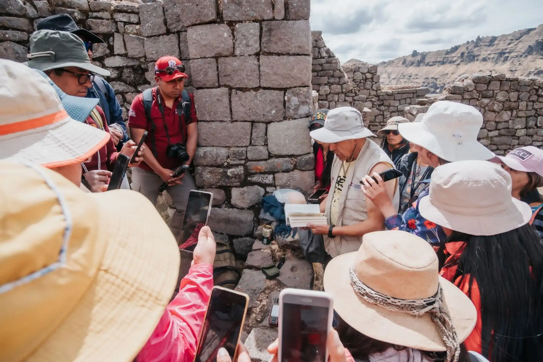 El espacio arqueológico, excepcional en la cosmovisión andina y para la comunidad científica, es Waqrapukara o “fortaleza de cuernos” en español, y está ubicada sobre los casi 4,300 metros sobre el nivel del mar, y sobre una vasta vegetación silvestre. Foto: ANDINA/Percy Hurtado Santillán El espacio arqueológico, excepcional en la cosmovisión andina y para la comunidad científica, es Waqrapukara o “fortaleza de cuernos” en español, y está ubicada sobre los casi 4,300 metros sobre el nivel del mar, y sobre una vasta vegetación silvestre. Foto: ANDINA/Percy Hurtado Santillán