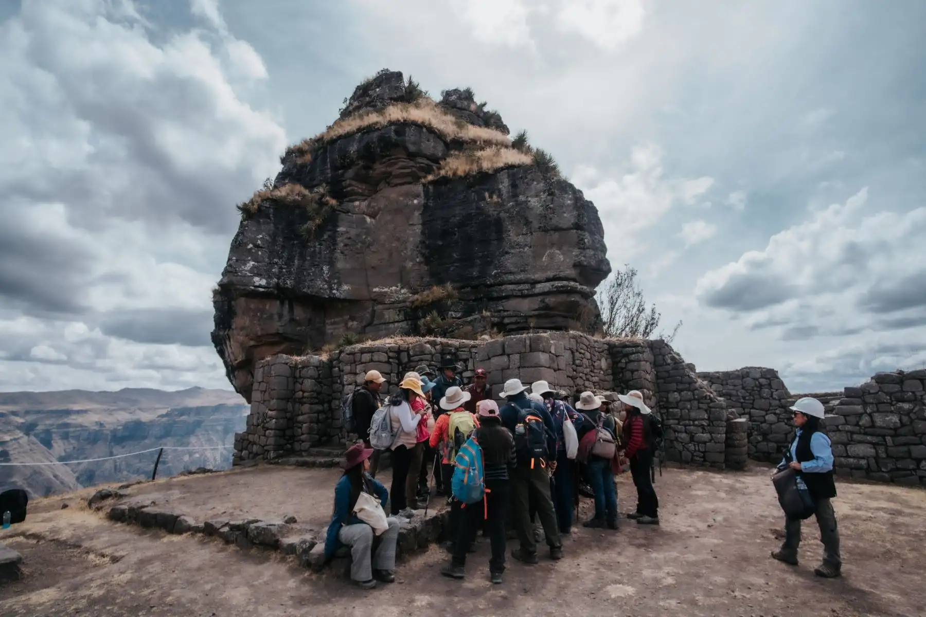 Durante un fam trip, o viajes de familiarización “Interpretación Integral de Waqrapukara” realizado en setiembre último, guías y operadores en turismo, fueron testigos directos de diferentes factores enriquecidos por el parque arqueológico, que conllevará a un turismo sostenible, responsable y de calidad. Foto: ANDINA/Percy Hurtado Santillán Durante un fam trip, o viajes de familiarización “Interpretación Integral de Waqrapukara” realizado en setiembre último, guías y operadores en turismo, fueron testigos directos de diferentes factores enriquecidos por el parque arqueológico, que conllevará a un turismo sostenible, responsable y de calidad. Foto: ANDINA/Percy Hurtado Santillán