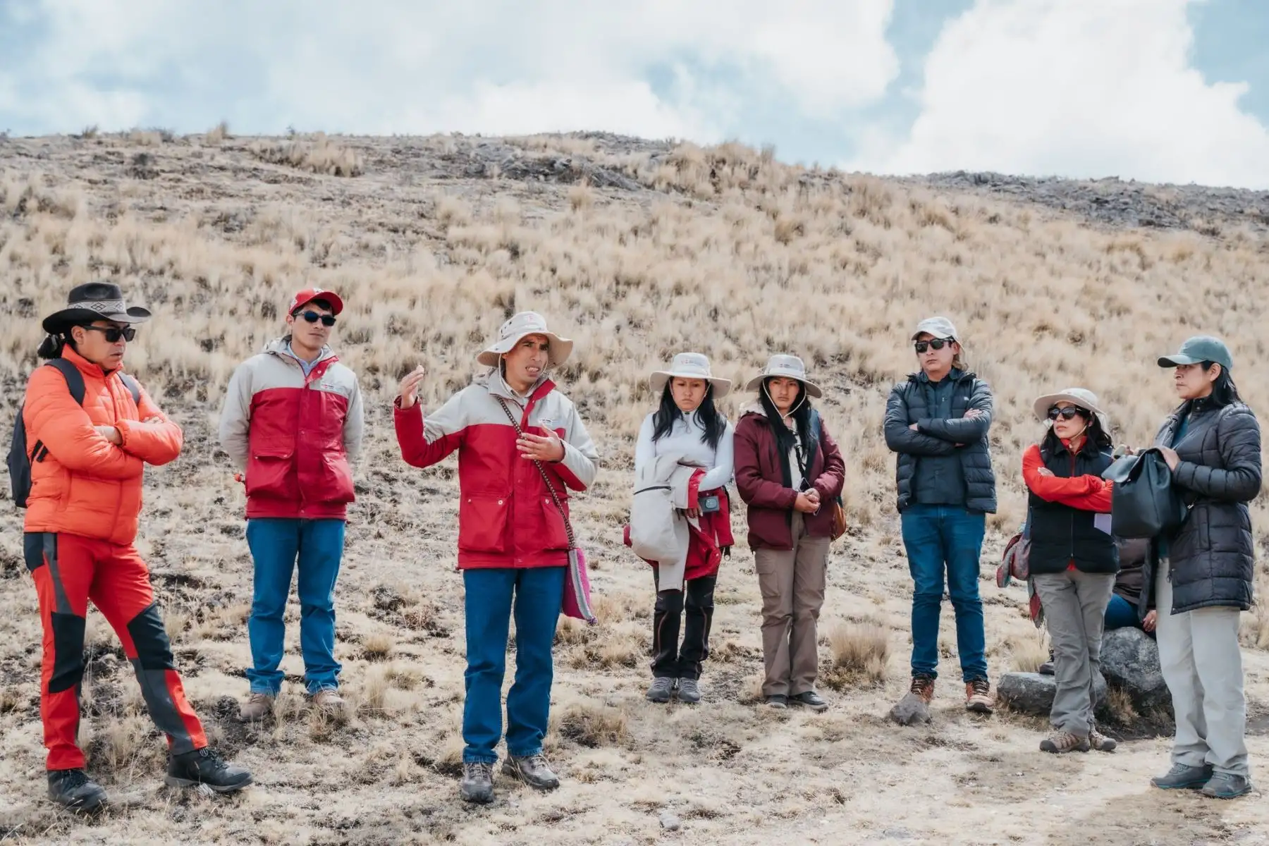 El impresionante contexto, expone una plaza central o ceremonial con una roca (para las ofrendas), en la parte baja hay una Paqarina o cueva gigante donde podrían acceder hasta unas cien personas, construcciones líticas de doble y triple jamba en alrededores y hasta una maqueta pequeña del Waqrapukara “uña waqras” pequeños cuernos.. Foto: ANDINA/Percy Hurtado Santillán El impresionante contexto, expone una plaza central o ceremonial con una roca (para las ofrendas), en la parte baja hay una Paqarina o cueva gigante donde podrían acceder hasta unas cien personas, construcciones líticas de doble y triple jamba en alrededores y hasta una maqueta pequeña del Waqrapukara “uña waqras” pequeños cuernos.. Foto: ANDINA/Percy Hurtado Santillán