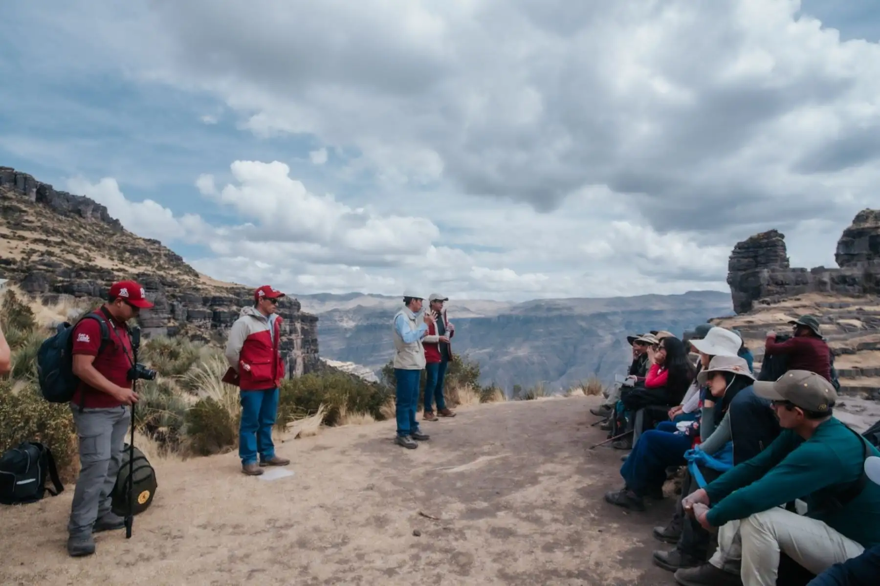En las alturas de la comunidad acomaina de Huayqui, región Cusco, se elevan al cielo dos formaciones rocosas semejantes a cuernos gigantes, con cimientos preincas y baluartes incas, que cada vez impresionan más a visitantes nacionales y extranjeros por la sacralidad que atesora. Foto: ANDINA/Percy Hurtado Santillán En las alturas de la comunidad acomaina de Huayqui, región Cusco, se elevan al cielo dos formaciones rocosas semejantes a cuernos gigantes, con cimientos preincas y baluartes incas, que cada vez impresionan más a visitantes nacionales y extranjeros por la sacralidad que atesora. Foto: ANDINA/Percy Hurtado Santillán