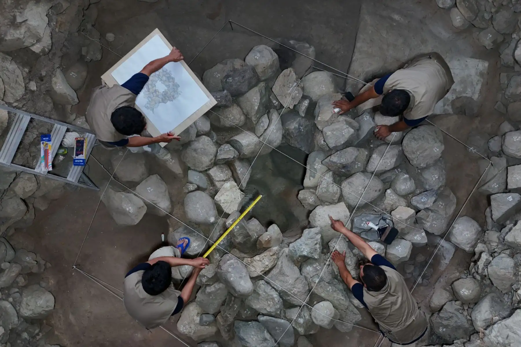 Se trata del hallazgo de una tumba central que alberga a un gran personaje (posiblemente femenino) en la Huaca Montegrande, un templo ceremonial de más de 6,000 años de antigüedad, asociado al origen del cacao y a los primeros indicios de la civilización en la Amazonía. Foto: Cortesía Asociación para la Investigación Científica de la Amazonía de Perú Se trata del hallazgo de una tumba central que alberga a un gran personaje (posiblemente femenino) en la Huaca Montegrande, un templo ceremonial de más de 6,000 años de antigüedad, asociado al origen del cacao y a los primeros indicios de la civilización en la Amazonía. Foto: Cortesía Asociación para la Investigación Científica de la Amazonía de Perú