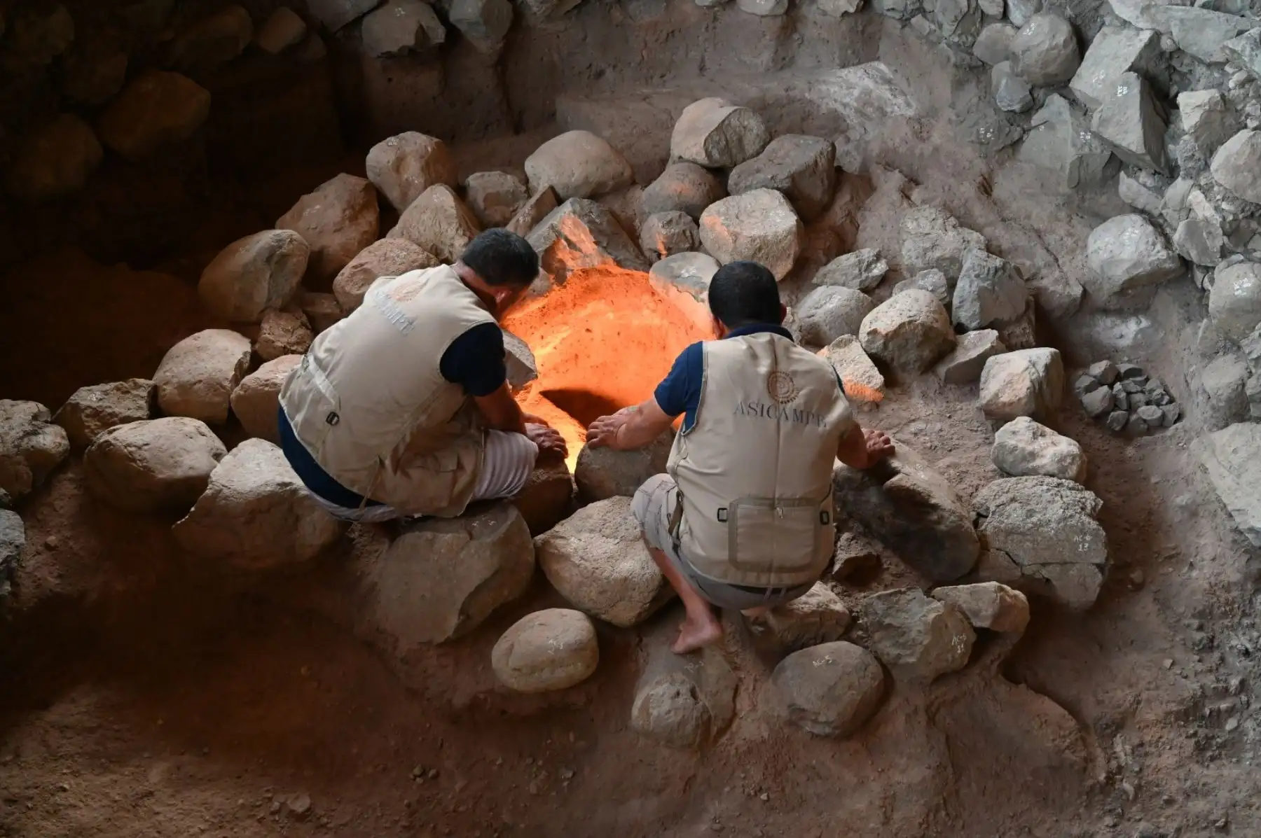 Un grupo de arqueólogos, encabezados por Quirino Olivera, realizan una investigación para hallar la tumba del gran personaje de la Huaca Montegrande, ubicado en Jaén, que estaría asociado al origen del cacao más antiguo del mundo. Foto: Cortesía Asociación para la Investigación Científica de la Amazonía de Perú. Foto: ANDINA/Difusión Un grupo de arqueólogos, encabezados por Quirino Olivera, realizan una investigación para hallar la tumba del gran personaje de la Huaca Montegrande, ubicado en Jaén, que estaría asociado al origen del cacao más antiguo del mundo. Foto: Cortesía Asociación para la Investigación Científica de la Amazonía de Perú. Foto: ANDINA/Difusión