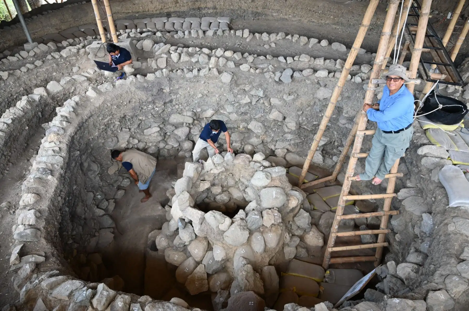 Sostuvo que las piedras que rodean la cámara funeraria no fueron elegidas al azar: destacan por su forma, color y simbolismo.  Foto: Cortesía Asociación para la Investigación Científica de la Amazonía de Perú Sostuvo que las piedras que rodean la cámara funeraria no fueron elegidas al azar: destacan por su forma, color y simbolismo.  Foto: Cortesía Asociación para la Investigación Científica de la Amazonía de Perú