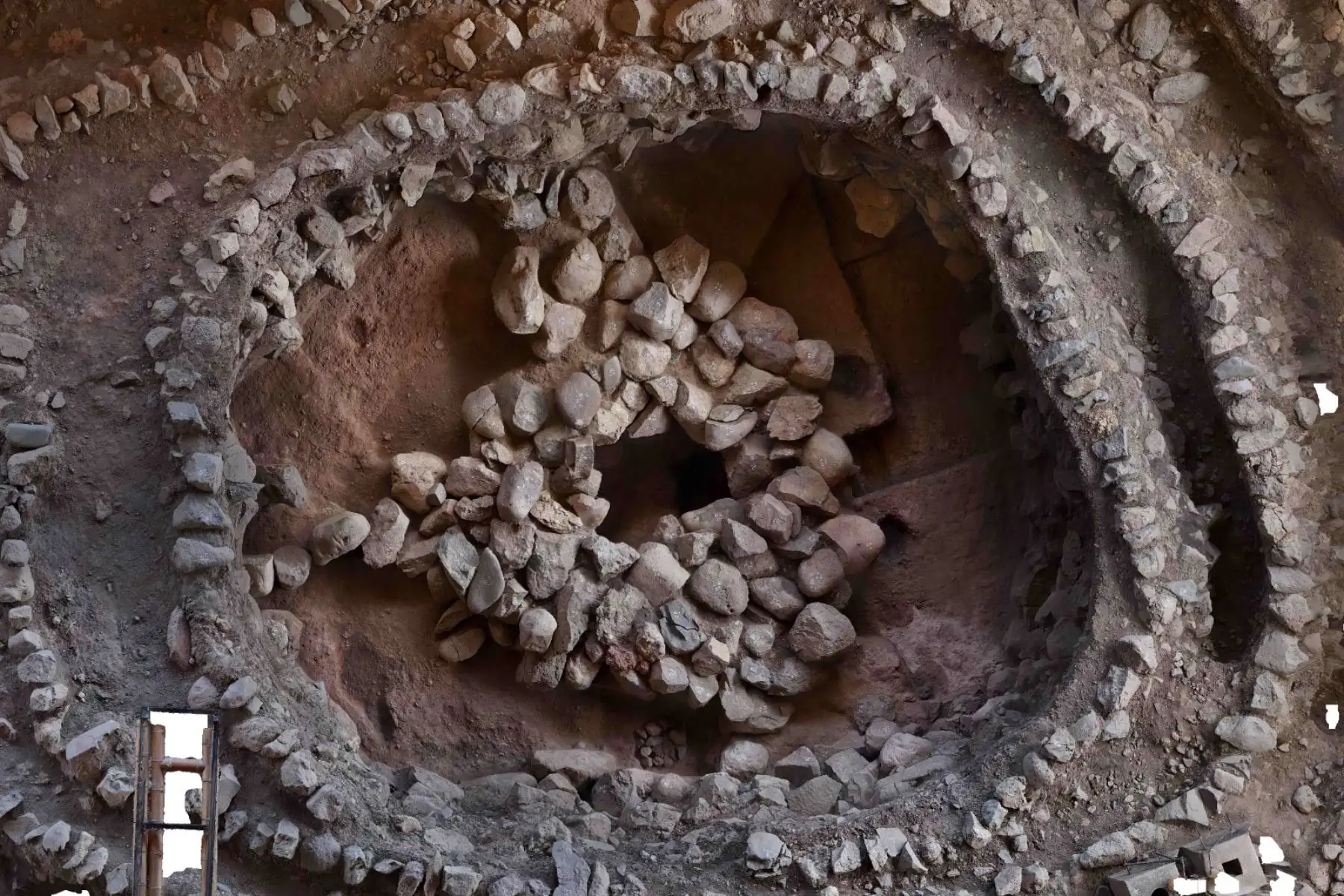 En ese trabajo se pueden hallar más tipos de ofrendas como las que hemos encontrado: tierras de colores, fósiles de la época del terciario que lo han sacado de las canteras como si fuera un caulín y estaban colocados como pequeños espacios revestidos, dando la impresión de que se trata de una representación de la luna. Foto: Cortesía Asociación para la Investigación Científica de la Amazonía de Perú En ese trabajo se pueden hallar más tipos de ofrendas como las que hemos encontrado: tierras de colores, fósiles de la época del terciario que lo han sacado de las canteras como si fuera un caulín y estaban colocados como pequeños espacios revestidos, dando la impresión de que se trata de una representación de la luna. Foto: Cortesía Asociación para la Investigación Científica de la Amazonía de Perú