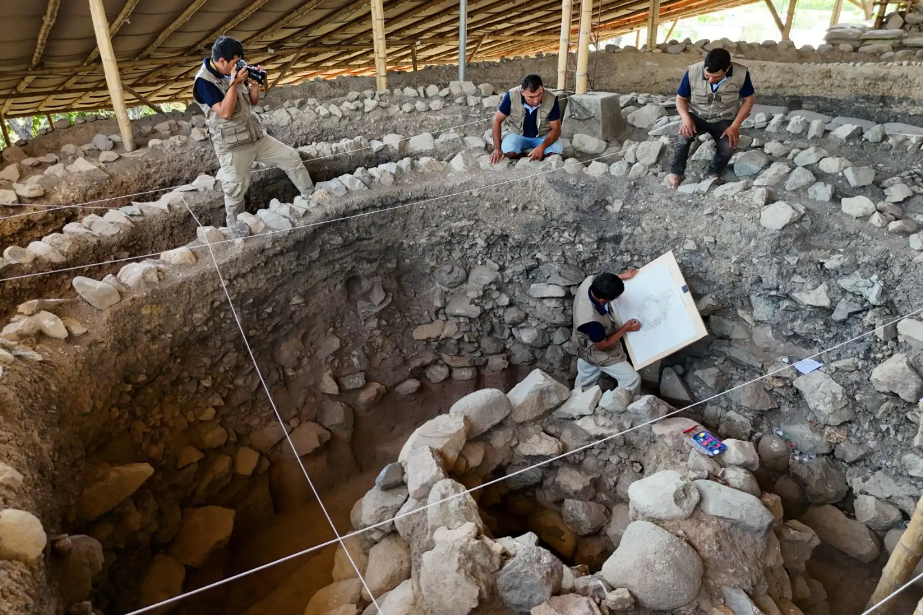 En el corazón de la selva norte peruana, bajo la superficie de una enigmática estructura en forma de espiral, un grupo de arqueólogos trabaja con paciencia milimétrica en búsqueda del hallazgo del siglo que cambiará todo lo que se conoce sobre el cacao más antiguo del mundo y que podría transformar la historia del Perú antiguo. Foto: Cortesía Asociación para la Investigación Científica de la Amazonía de Perú En el corazón de la selva norte peruana, bajo la superficie de una enigmática estructura en forma de espiral, un grupo de arqueólogos trabaja con paciencia milimétrica en búsqueda del hallazgo del siglo que cambiará todo lo que se conoce sobre el cacao más antiguo del mundo y que podría transformar la historia del Perú antiguo. Foto: Cortesía Asociación para la Investigación Científica de la Amazonía de Perú