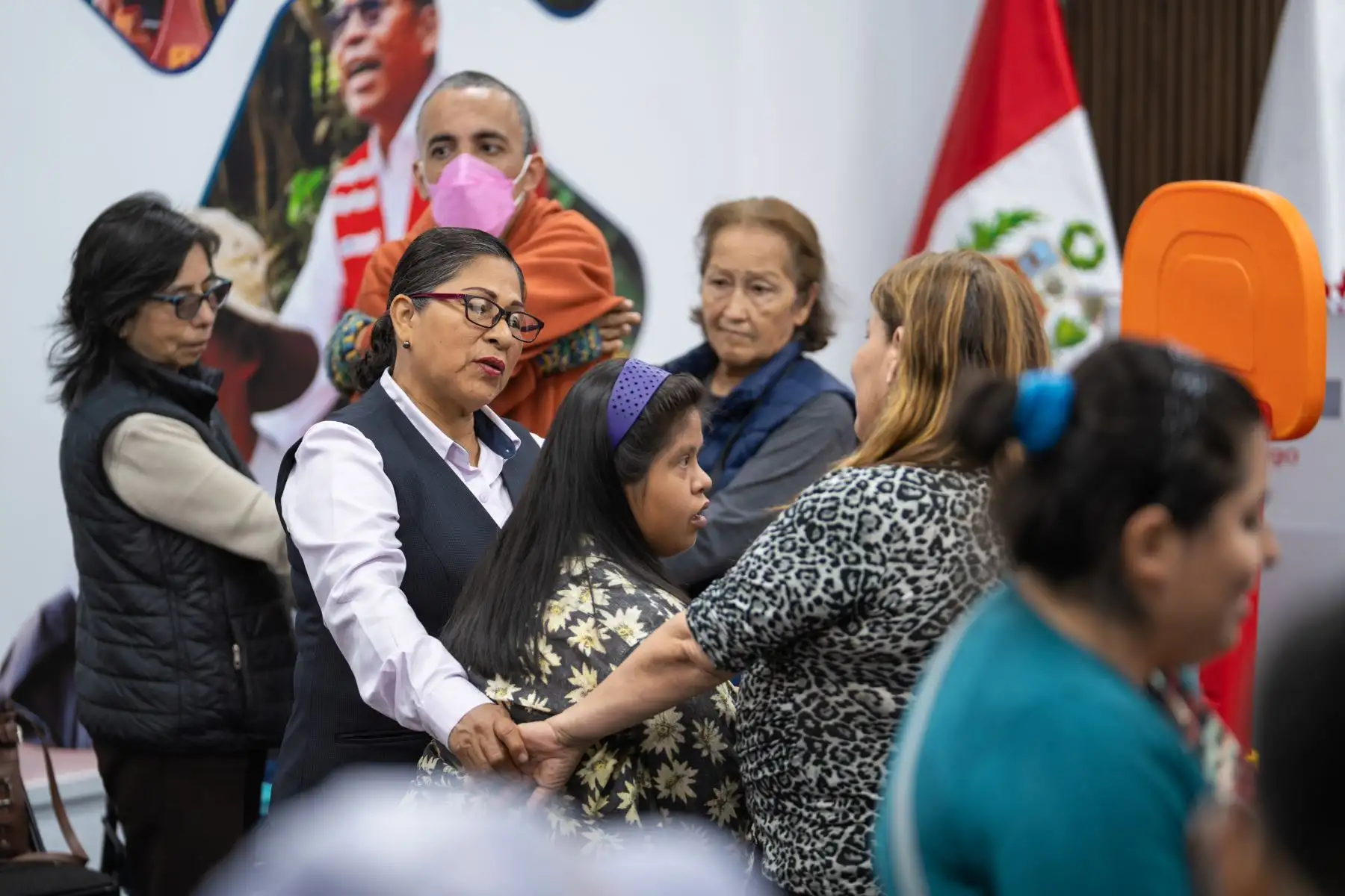 Esta dinámica permitió a los participantes reflexionar sobre la importancia del respeto, la empatía y la resolución pacífica de los conflictos dentro del hogar. Foto:ANDINA/Difusión Esta dinámica permitió a los participantes reflexionar sobre la importancia del respeto, la empatía y la resolución pacífica de los conflictos dentro del hogar. Foto:ANDINA/Difusión