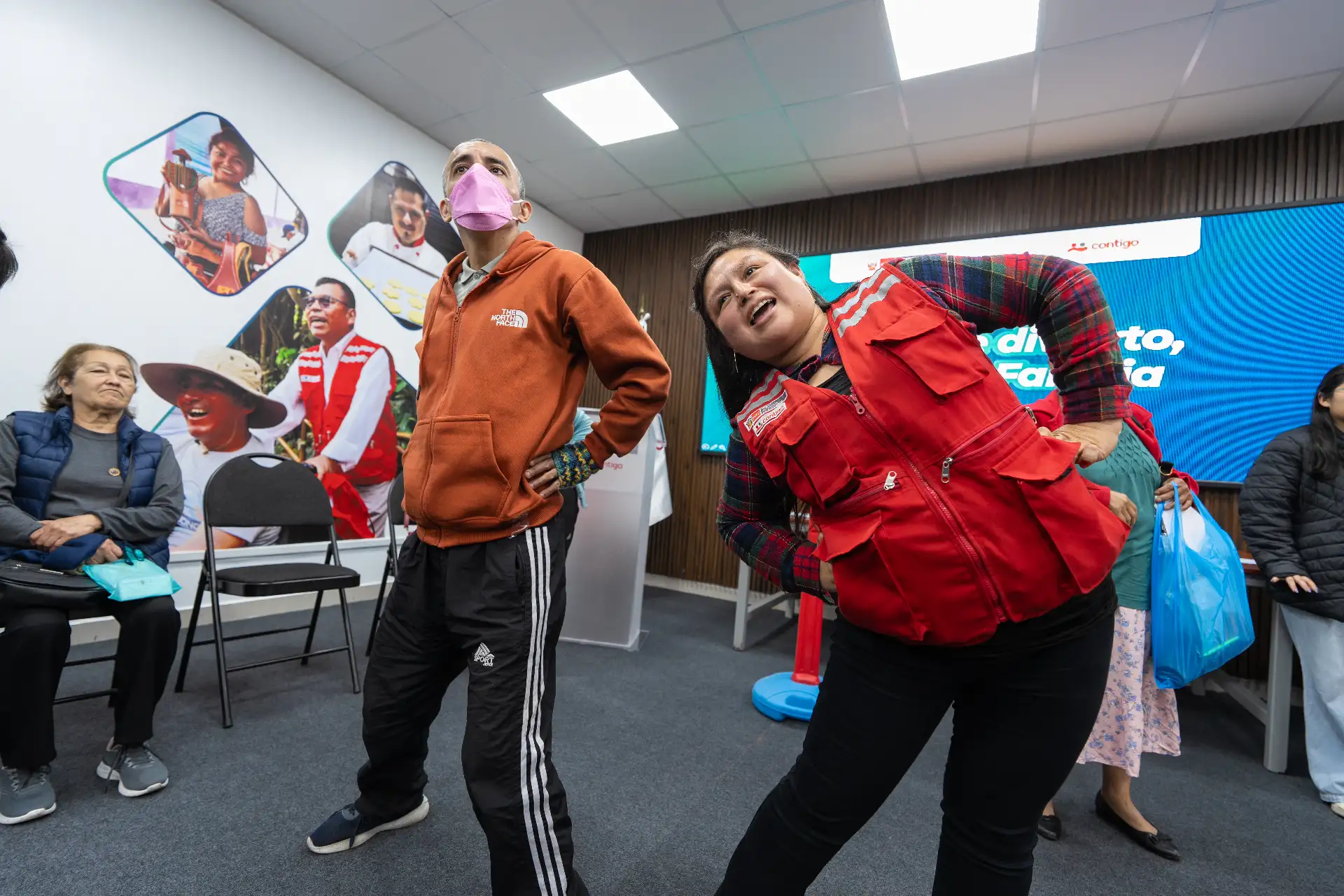 Este espacio tuvo como propósito fortalecer los lazos familiares y promover entornos saludables y libres de violencia, a través de juegos lúdicos diseñados para incentivar la comunicación y la cooperación entre los participantes. Foto:ANDINA/Difusión Este espacio tuvo como propósito fortalecer los lazos familiares y promover entornos saludables y libres de violencia, a través de juegos lúdicos diseñados para incentivar la comunicación y la cooperación entre los participantes. Foto:ANDINA/Difusión