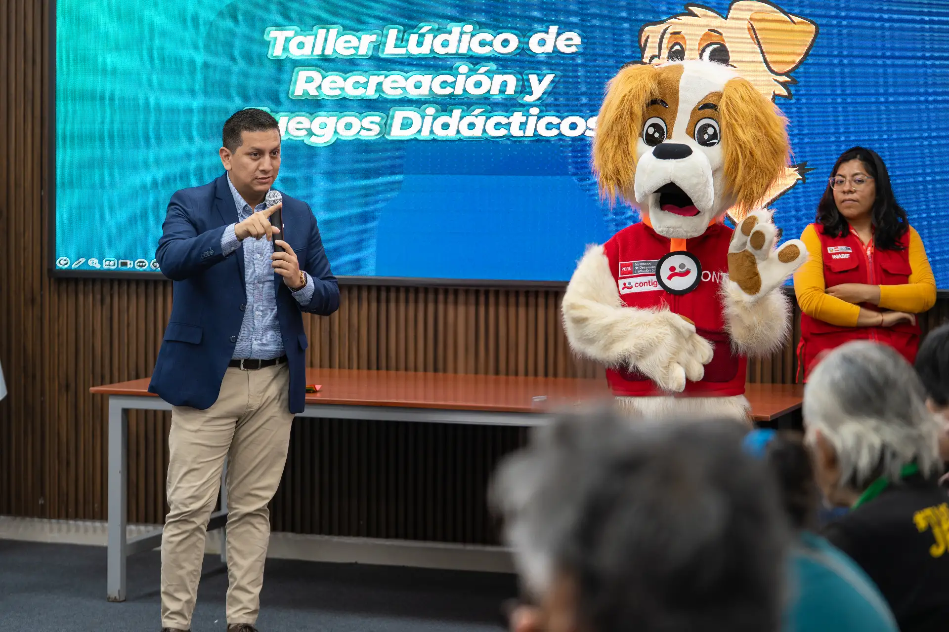Durante su intervención, el director ejecutivo del Programa Nacional Contigo, Freddy Solano, reafirmó el compromiso del programa con la promoción de la autonomía económica y social de sus usuarios.Foto:ANDINA/Difusión Durante su intervención, el director ejecutivo del Programa Nacional Contigo, Freddy Solano, reafirmó el compromiso del programa con la promoción de la autonomía económica y social de sus usuarios.Foto:ANDINA/Difusión