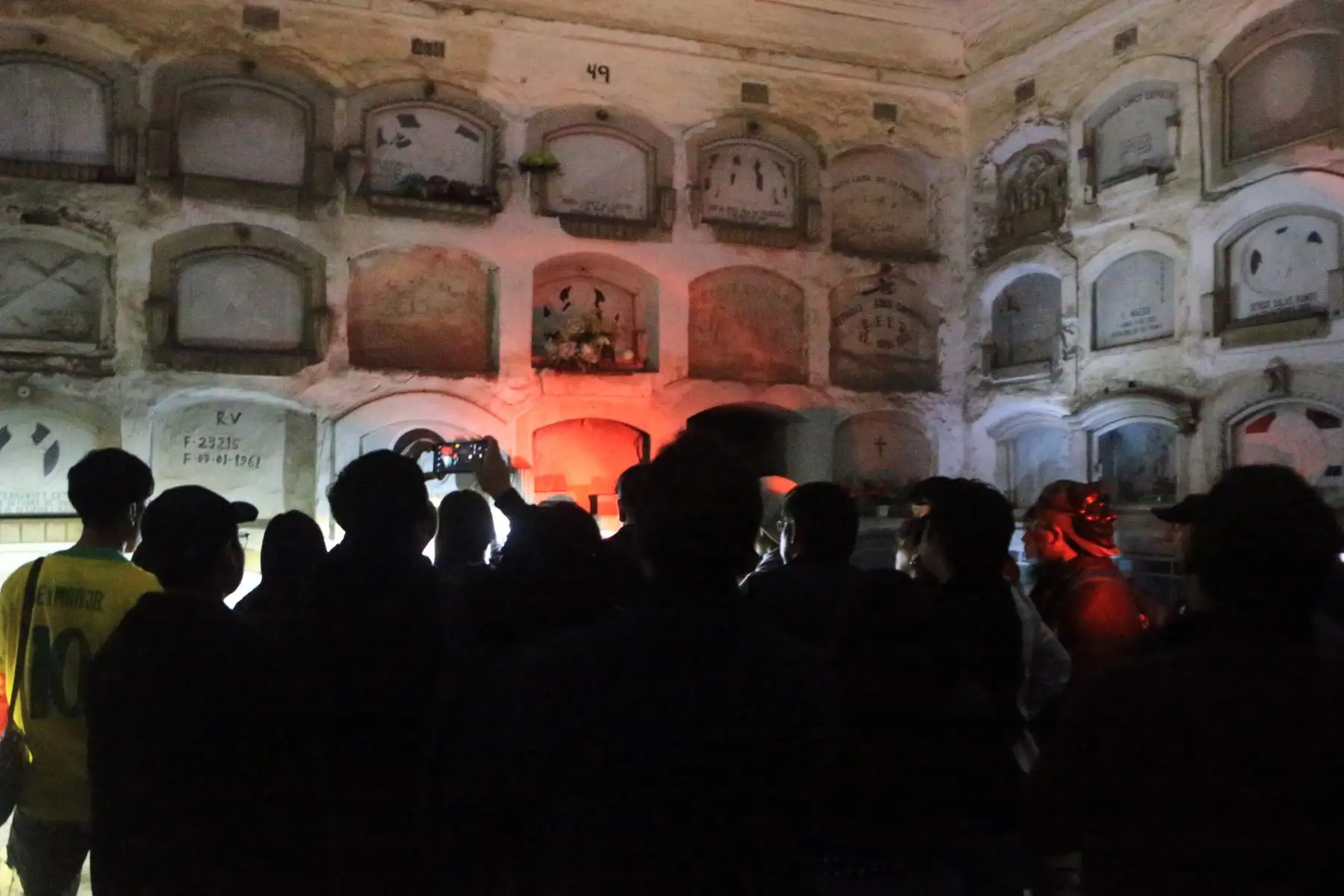 En el marco de las celebraciones por Halloween el cementerio Presbítero Maestro realiza un recorrido nocturno por pabellones y mausoleos. Foto: ANDINA/Héctor Vinces En el marco de las celebraciones por Halloween el cementerio Presbítero Maestro realiza un recorrido nocturno por pabellones y mausoleos. Foto: ANDINA/Héctor Vinces