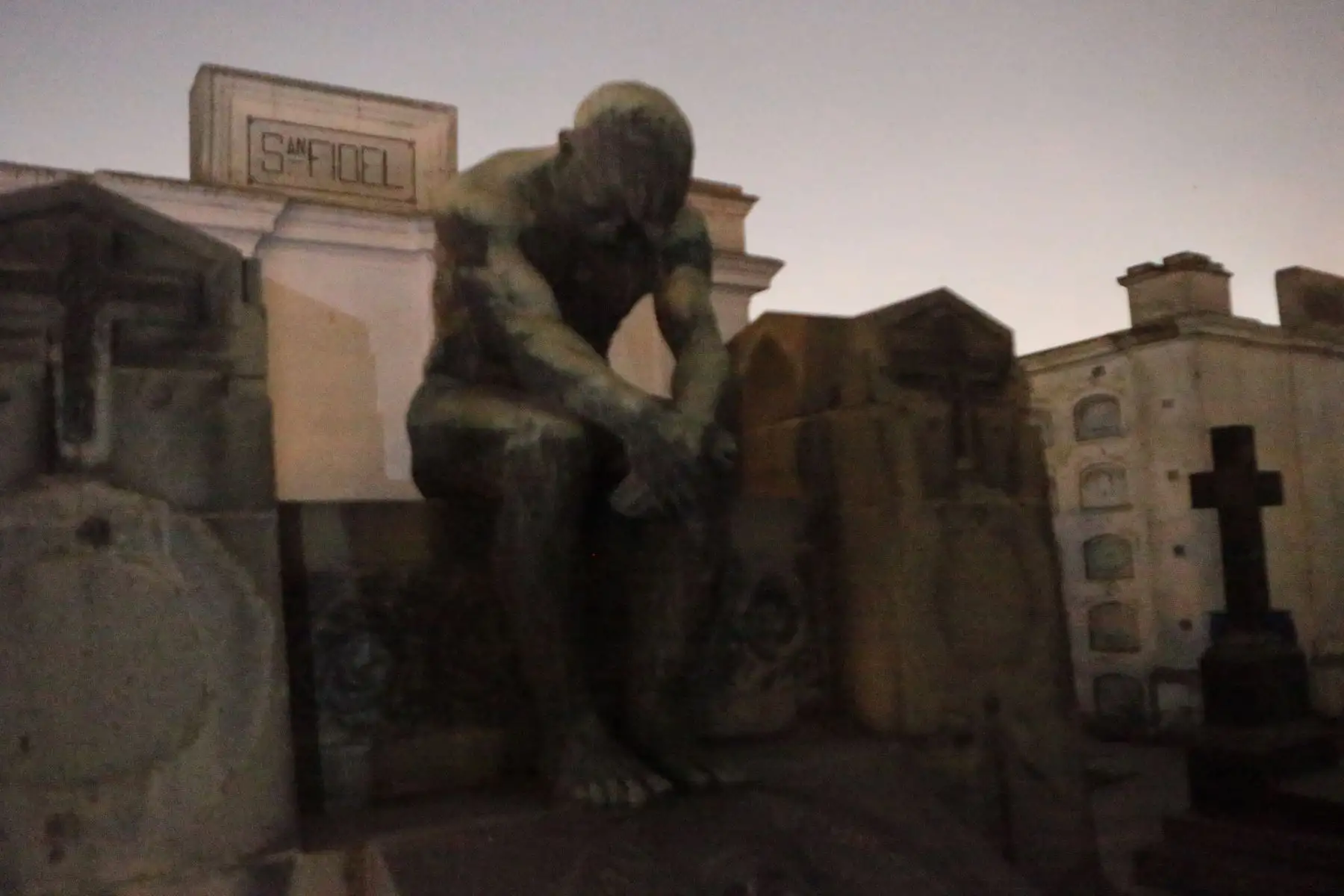 En el marco de las celebraciones por Halloween el cementerio Presbítero Maestro realiza un recorrido nocturno por pabellones y mausoleos. Foto: ANDINA/Héctor Vinces En el marco de las celebraciones por Halloween el cementerio Presbítero Maestro realiza un recorrido nocturno por pabellones y mausoleos. Foto: ANDINA/Héctor Vinces