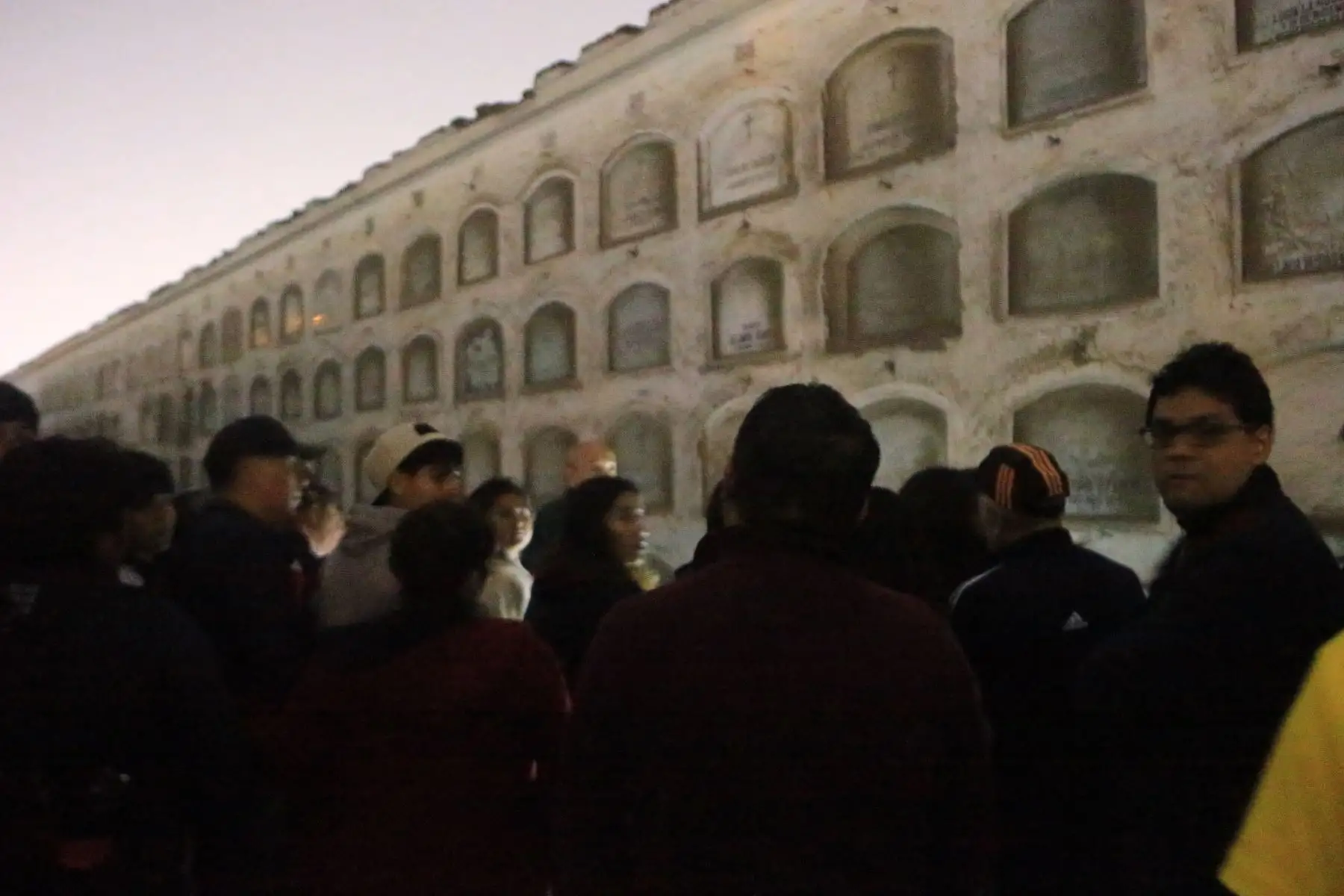 En el marco de las celebraciones por Halloween el cementerio Presbítero Maestro realiza un recorrido nocturno por pabellones y mausoleos. Foto: ANDINA/Héctor Vinces En el marco de las celebraciones por Halloween el cementerio Presbítero Maestro realiza un recorrido nocturno por pabellones y mausoleos. Foto: ANDINA/Héctor Vinces