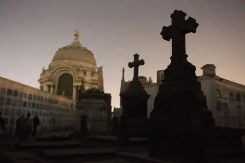 Sombras y leyendas cobran vida en el recorrido nocturno del Cementerio Presbítero Maestro por Halloween
