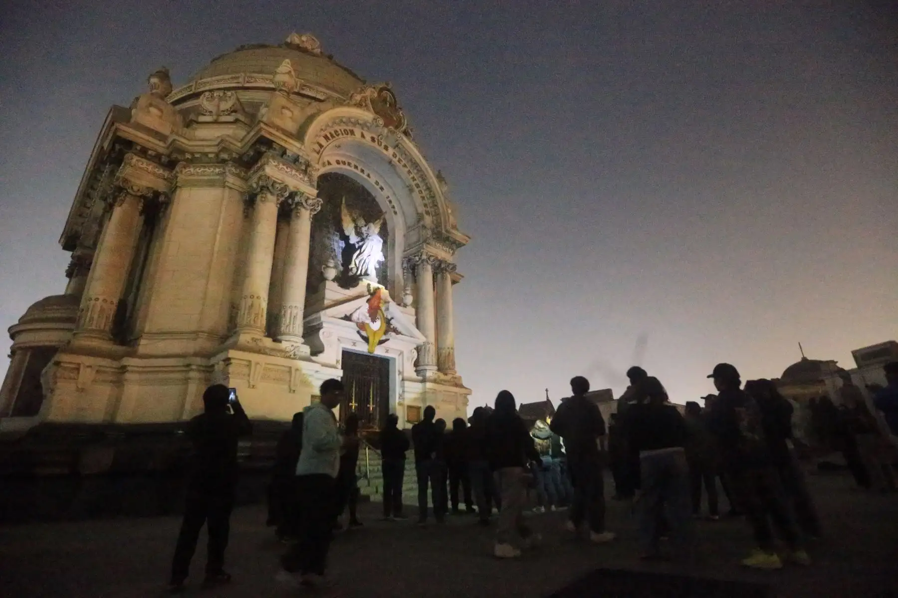 En el marco de las celebraciones por Halloween el cementerio Presbítero Maestro realiza un recorrido nocturno por pabellones y mausoleos. Foto: ANDINA/Héctor Vinces En el marco de las celebraciones por Halloween el cementerio Presbítero Maestro realiza un recorrido nocturno por pabellones y mausoleos. Foto: ANDINA/Héctor Vinces
