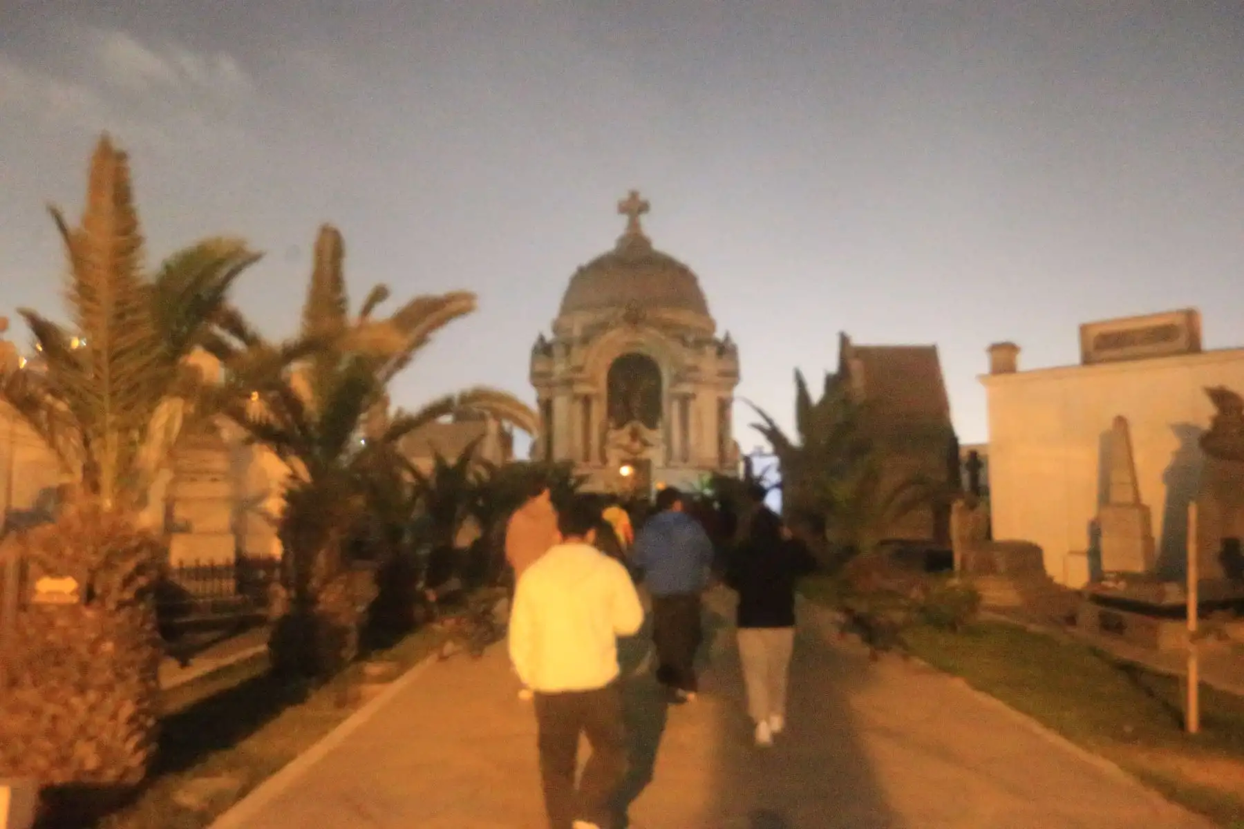 En el marco de las celebraciones por Halloween el cementerio Presbítero Maestro realiza un recorrido nocturno por pabellones y mausoleos. Foto: ANDINA/Héctor Vinces En el marco de las celebraciones por Halloween el cementerio Presbítero Maestro realiza un recorrido nocturno por pabellones y mausoleos. Foto: ANDINA/Héctor Vinces
