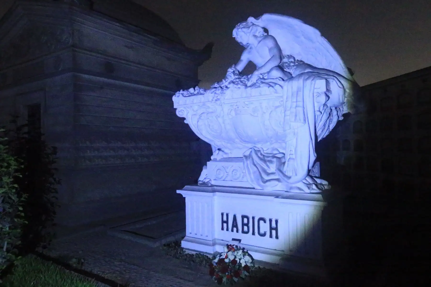 En el marco de las celebraciones por Halloween el cementerio Presbítero Maestro realiza un recorrido nocturno por pabellones y mausoleos. Foto: ANDINA/Héctor Vinces En el marco de las celebraciones por Halloween el cementerio Presbítero Maestro realiza un recorrido nocturno por pabellones y mausoleos. Foto: ANDINA/Héctor Vinces