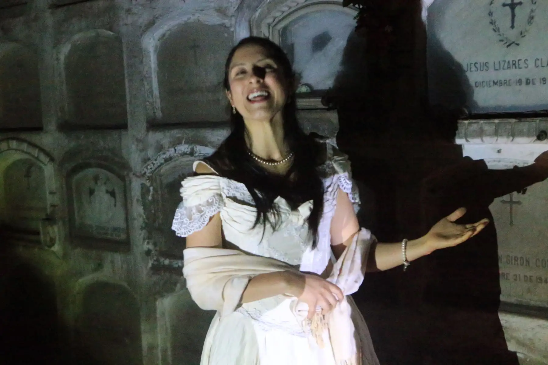 En el marco de las celebraciones por Halloween el cementerio Presbítero Maestro realiza un recorrido nocturno por pabellones y mausoleos. Foto: ANDINA/Héctor Vinces En el marco de las celebraciones por Halloween el cementerio Presbítero Maestro realiza un recorrido nocturno por pabellones y mausoleos. Foto: ANDINA/Héctor Vinces