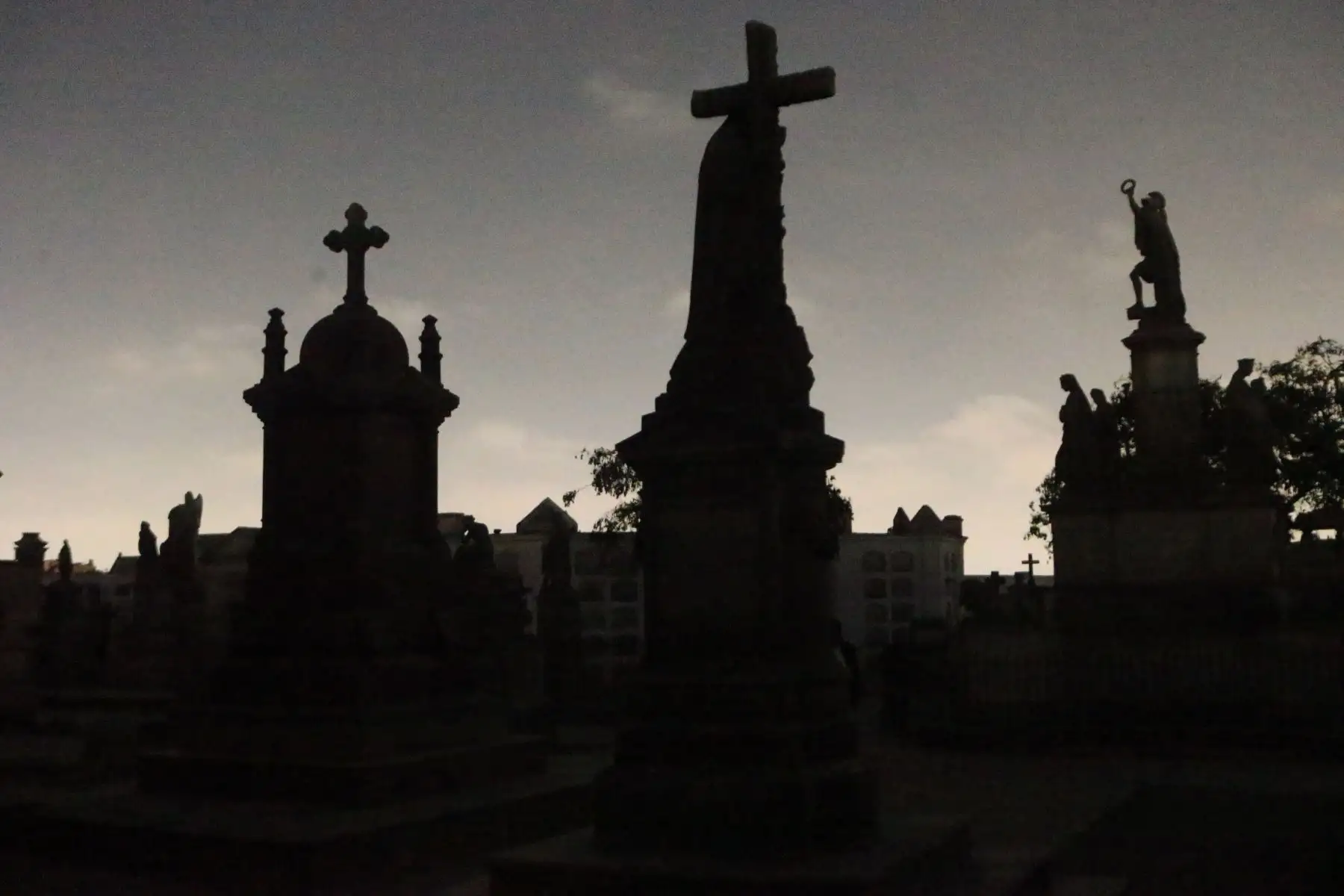 En el marco de las celebraciones por Halloween el cementerio Presbítero Maestro realiza un recorrido nocturno por pabellones y mausoleos. Foto: ANDINA/Héctor Vinces En el marco de las celebraciones por Halloween el cementerio Presbítero Maestro realiza un recorrido nocturno por pabellones y mausoleos. Foto: ANDINA/Héctor Vinces
