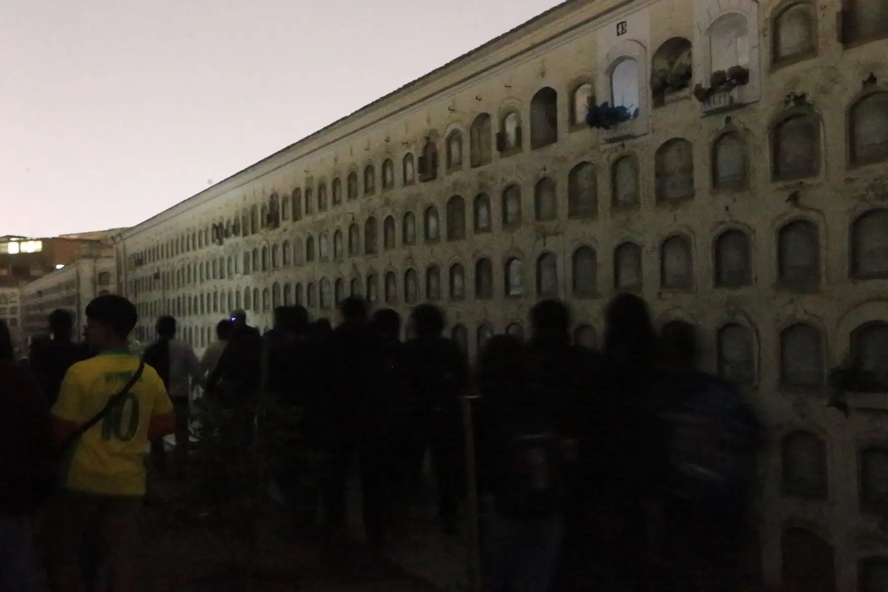 En el marco de las celebraciones por Halloween el cementerio Presbítero Maestro realiza un recorrido nocturno por pabellones y mausoleos. Foto: ANDINA/Héctor Vinces En el marco de las celebraciones por Halloween el cementerio Presbítero Maestro realiza un recorrido nocturno por pabellones y mausoleos. Foto: ANDINA/Héctor Vinces