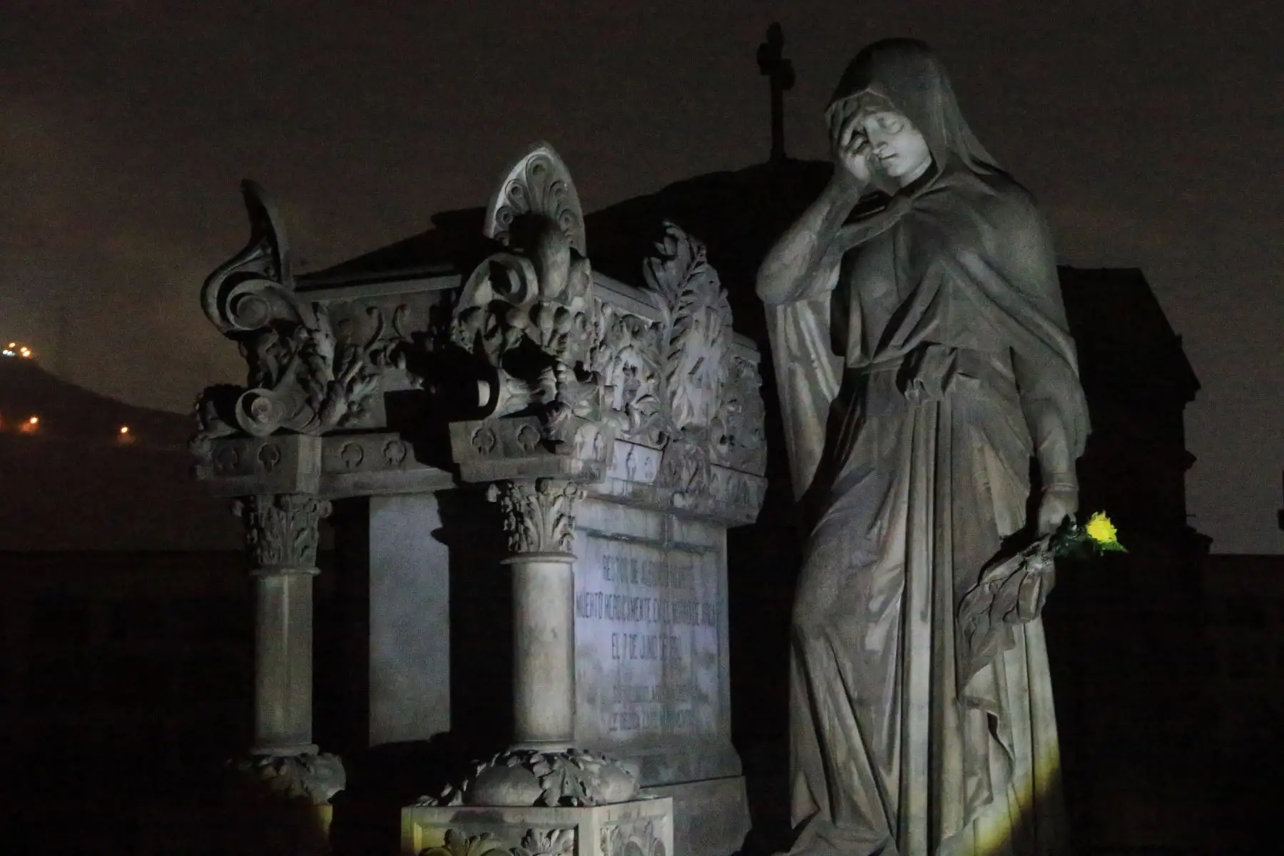 En el marco de las celebraciones por Halloween el cementerio Presbítero Maestro realiza un recorrido nocturno por pabellones y mausoleos. Foto: ANDINA/Héctor Vinces En el marco de las celebraciones por Halloween el cementerio Presbítero Maestro realiza un recorrido nocturno por pabellones y mausoleos. Foto: ANDINA/Héctor Vinces