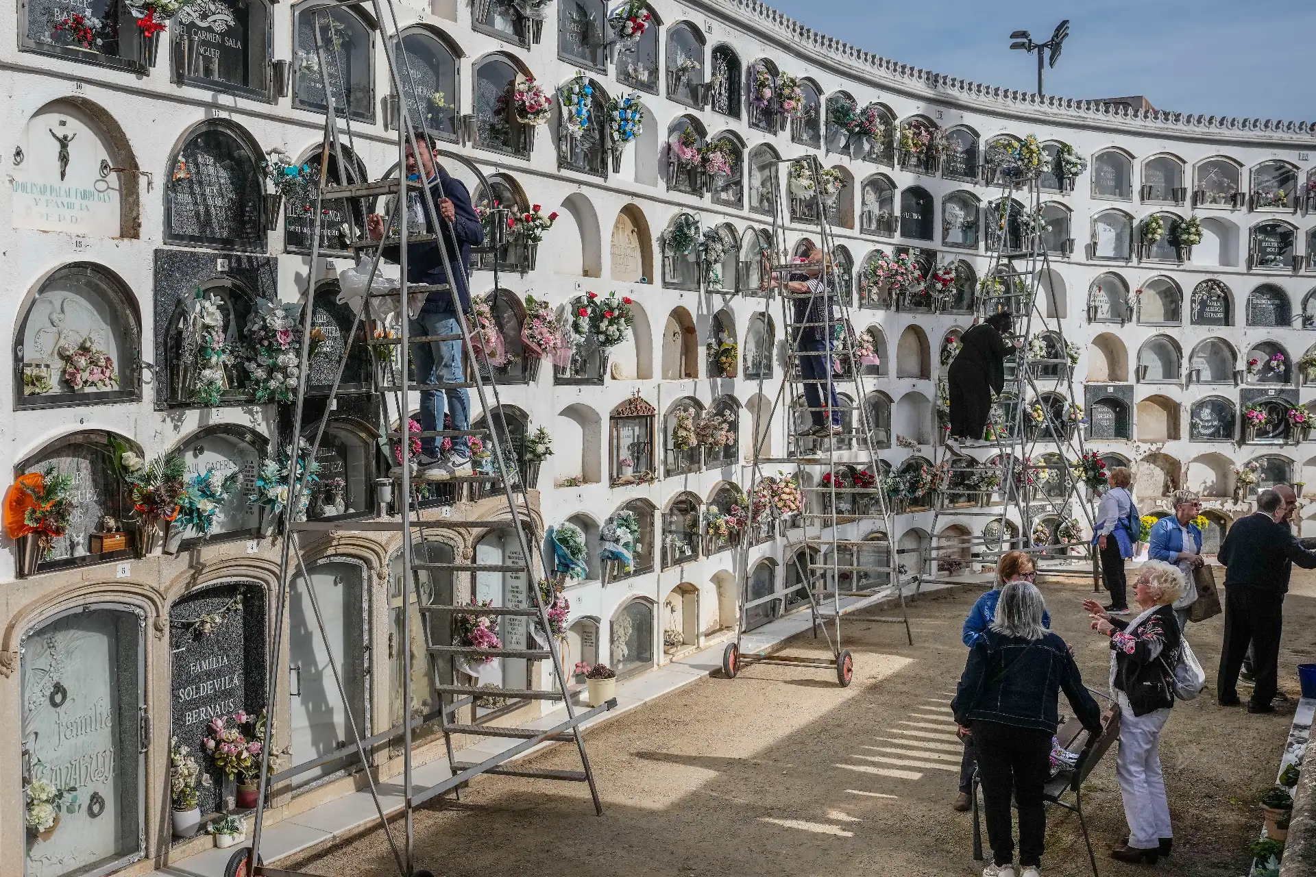 Ambiente en el cementerio de la localidad barcelonesa de Masnou, este sábado, Día de Todos Los Santos. 
Foto: ANDINA/ EFE