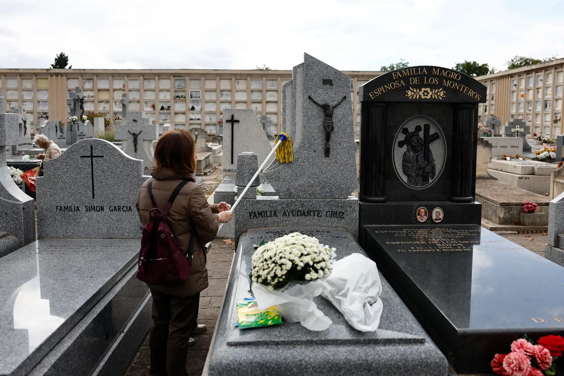 Vista del cementerio madrileño de La Almudena, donde continúa la tradición de visitar a los difuntos, limpiar sus lápidas y llevarles flores, este sábado, festividad de Todos los Santos. Foto: ANDINA/ EFE