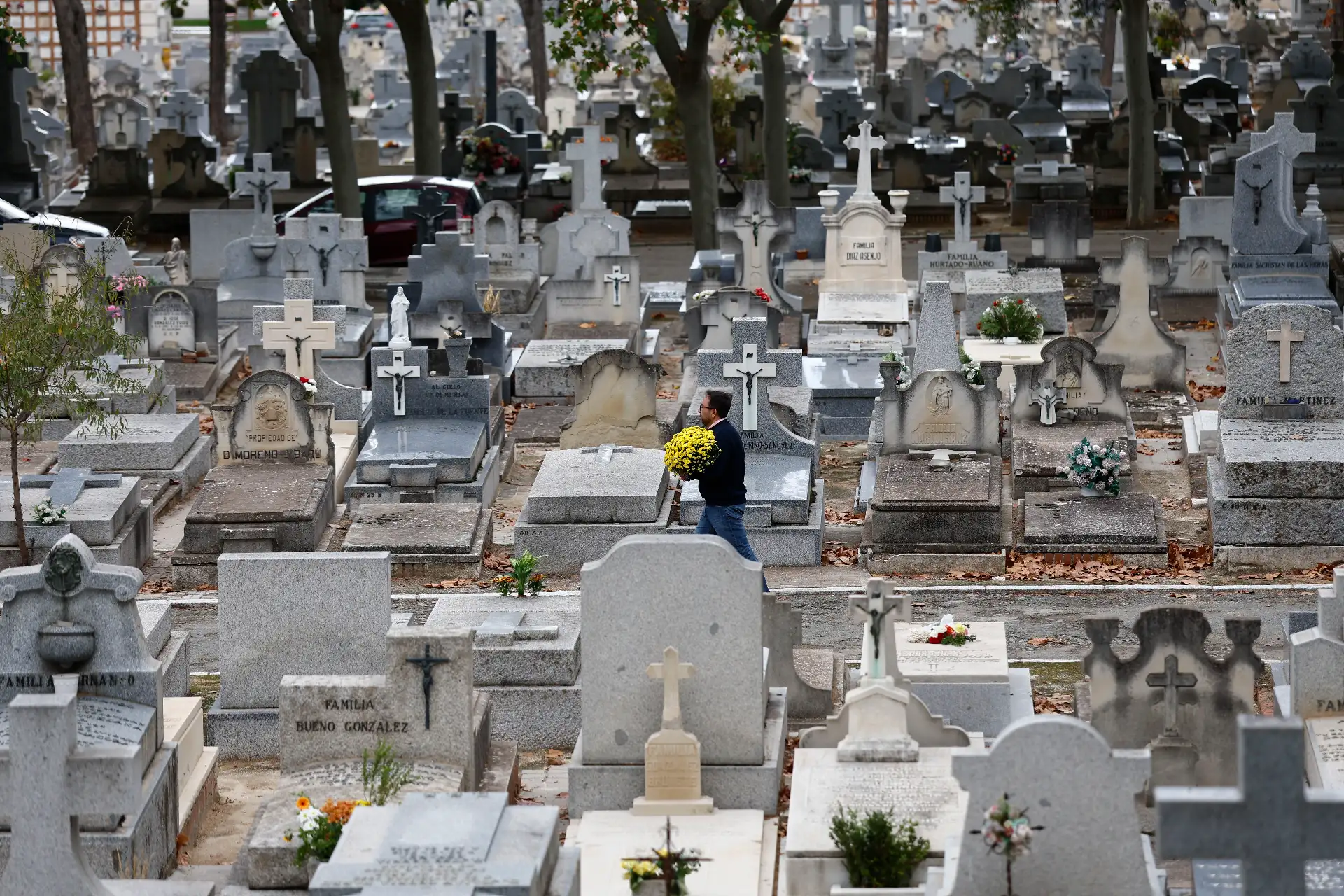 Vista del cementerio madrileño de La Almudena, donde continúa la tradición de visitar a los difuntos, limpiar sus lápidas y llevarles flores, este sábado, festividad de Todos los Santos. Foto: ANDINA/EFE