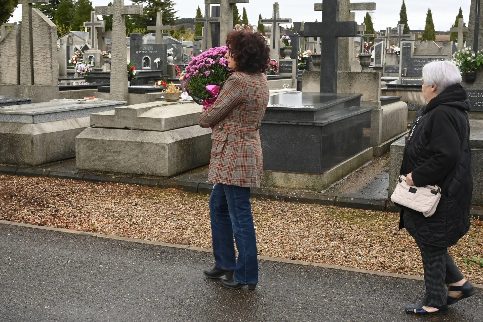 Vista del cementerio de León este sábado, día de Todos los Santos. Los españoles continúan la tradición de visitar a sus difuntos en los cementerios, limpiar sus lápidas y llevarles flores en estos días de Todos los Santos.
Foto: ANDINA/EFE