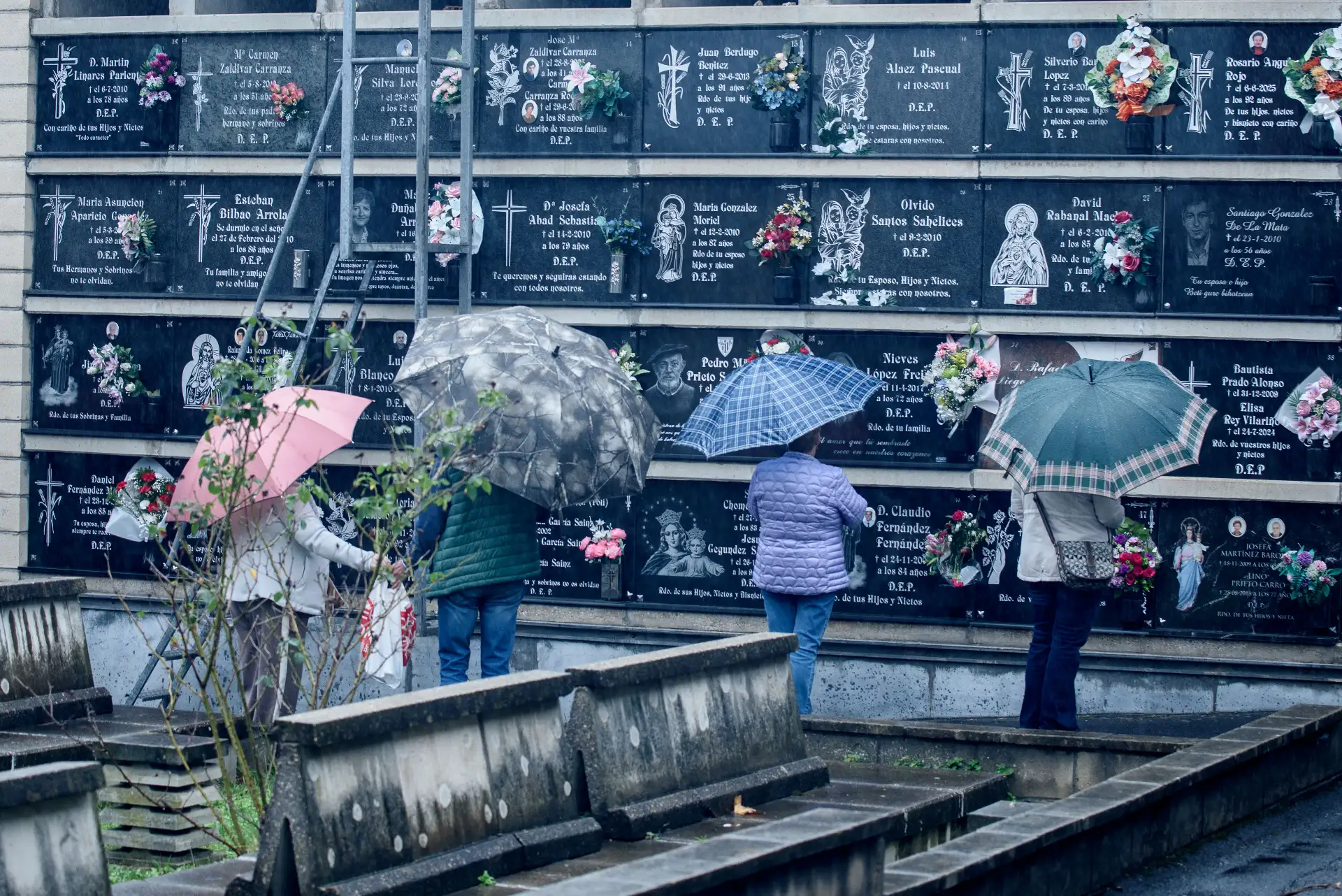 Vista del cementerio de Barakaldo este sábado, día de Todos los Santos. Los españoles continúan la tradición de visitar a sus difuntos en los cementerios, limpiar sus lápidas y llevarles flores en estos días de Todos los Santos. 
Foto: ANDINA/EFE