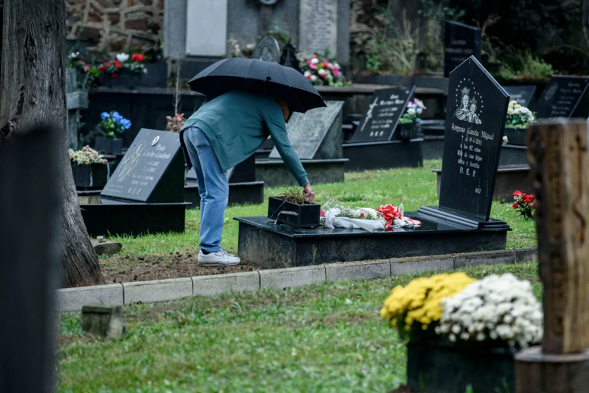 Vista del cementerio de Barakaldo este sábado, día de Todos los Santos. Los españoles continúan la tradición de visitar a sus difuntos en los cementerios, limpiar sus lápidas y llevarles flores en estos días de Todos los Santos. Foto: ANDINA/EFE