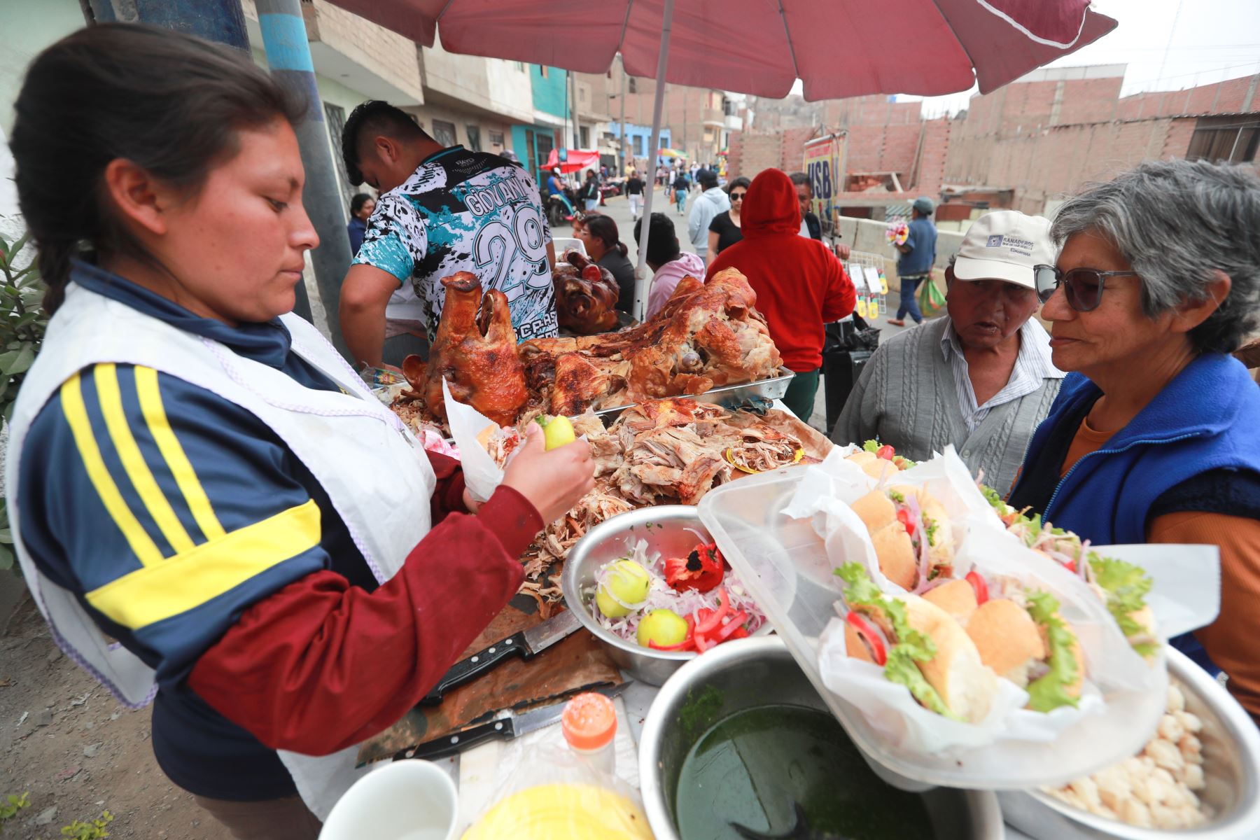 En el cementerio Santa Rosa, ubicado en el cerro La Regla, en el Callao, cientos de personas acudieron este Día de Todos los Santos para visitar a sus difuntos. Con flores, velas y música, las familias recordaron a sus seres queridos en un ambiente de fe y tradición, llenando el camposanto de colores y emociones en una jornada dedicada al recuerdo y la unión.
Foto : ANDINA / Lino Chipana Obregón.