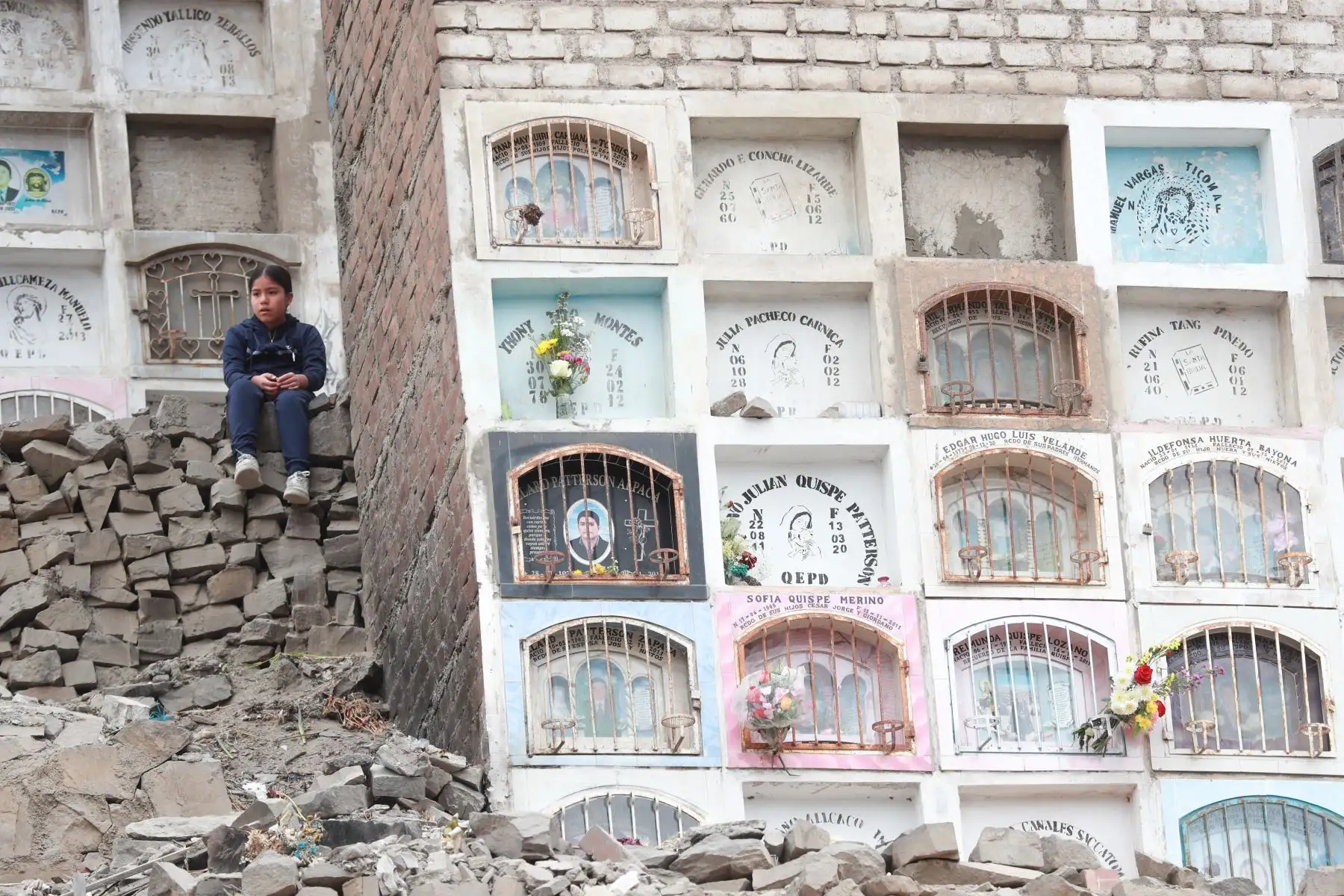 En el cementerio Santa Rosa, ubicado en el cerro La Regla, en el Callao, cientos de personas acudieron este Día de Todos los Santos para visitar a sus difuntos. Con flores, velas y música, las familias recordaron a sus seres queridos en un ambiente de fe y tradición, llenando el camposanto de colores y emociones en una jornada dedicada al recuerdo y la unión.
Foto : ANDINA / Lino Chipana Obregón.
