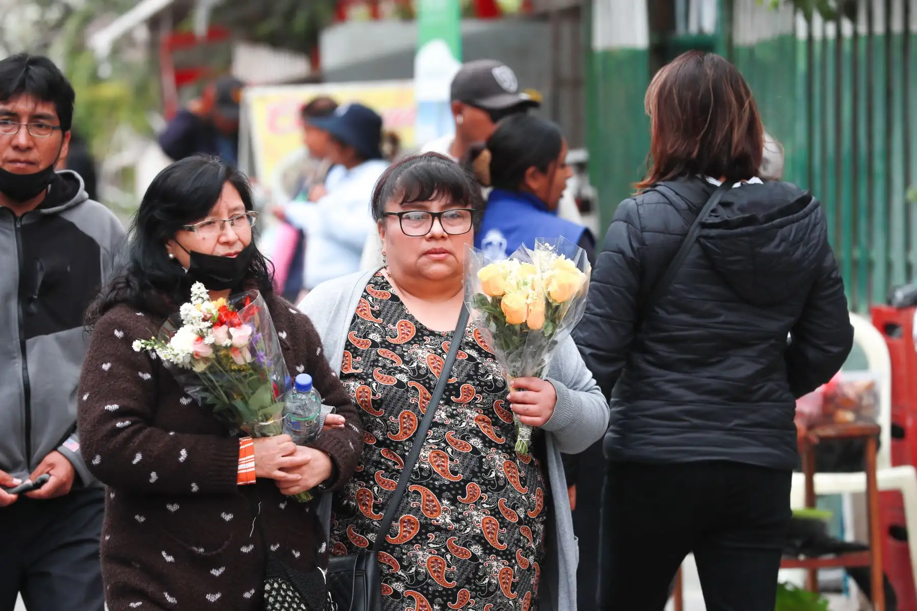 En el cementerio Santa Rosa, ubicado en el cerro La Regla, en el Callao, cientos de personas acudieron este Día de Todos los Santos para visitar a sus difuntos. Con flores, velas y música, las familias recordaron a sus seres queridos en un ambiente de fe y tradición, llenando el camposanto de colores y emociones en una jornada dedicada al recuerdo y la unión.
Foto : ANDINA / Lino Chipana Obregón.