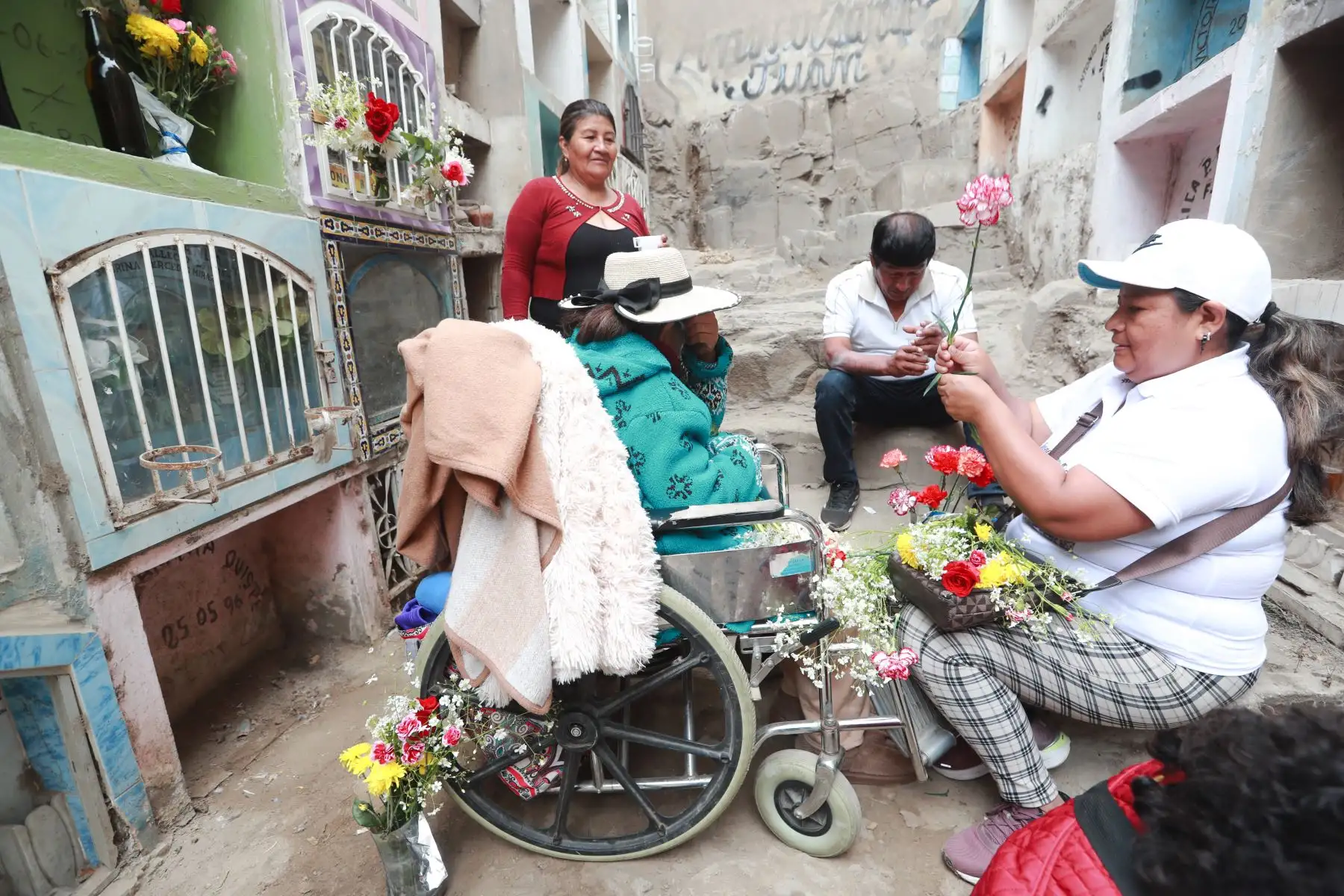 En el cementerio Santa Rosa, ubicado en el cerro La Regla, en el Callao, cientos de personas acudieron este Día de Todos los Santos para visitar a sus difuntos. Con flores, velas y música, las familias recordaron a sus seres queridos en un ambiente de fe y tradición, llenando el camposanto de colores y emociones en una jornada dedicada al recuerdo y la unión.
Foto : ANDINA / Lino Chipana Obregón.