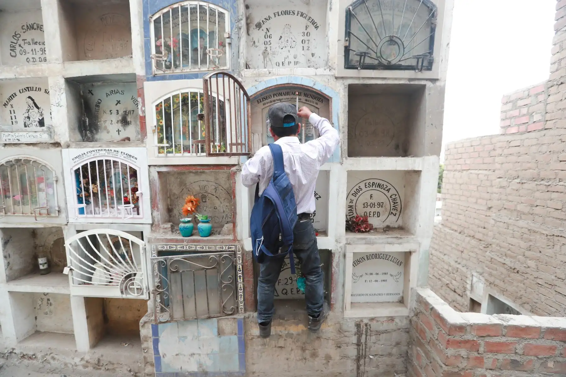 En el cementerio Santa Rosa, ubicado en el cerro La Regla, en el Callao, cientos de personas acudieron este Día de Todos los Santos para visitar a sus difuntos. Con flores, velas y música, las familias recordaron a sus seres queridos en un ambiente de fe y tradición, llenando el camposanto de colores y emociones en una jornada dedicada al recuerdo y la unión.
Foto : ANDINA / Lino Chipana Obregón.