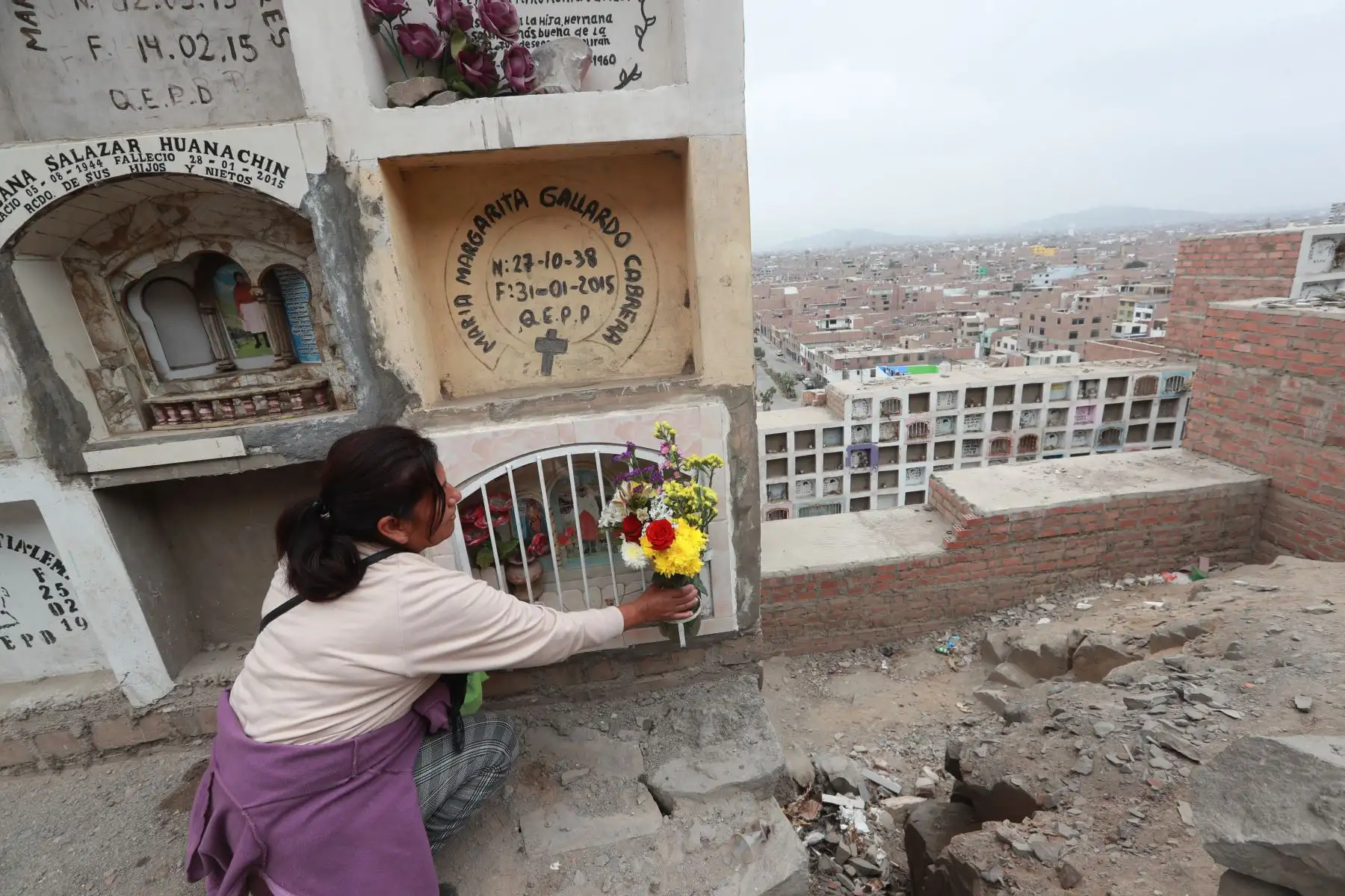 En el cementerio Santa Rosa, ubicado en el cerro La Regla, en el Callao, cientos de personas acudieron este Día de Todos los Santos para visitar a sus difuntos. Con flores, velas y música, las familias recordaron a sus seres queridos en un ambiente de fe y tradición, llenando el camposanto de colores y emociones en una jornada dedicada al recuerdo y la unión.
Foto : ANDINA / Lino Chipana Obregón.