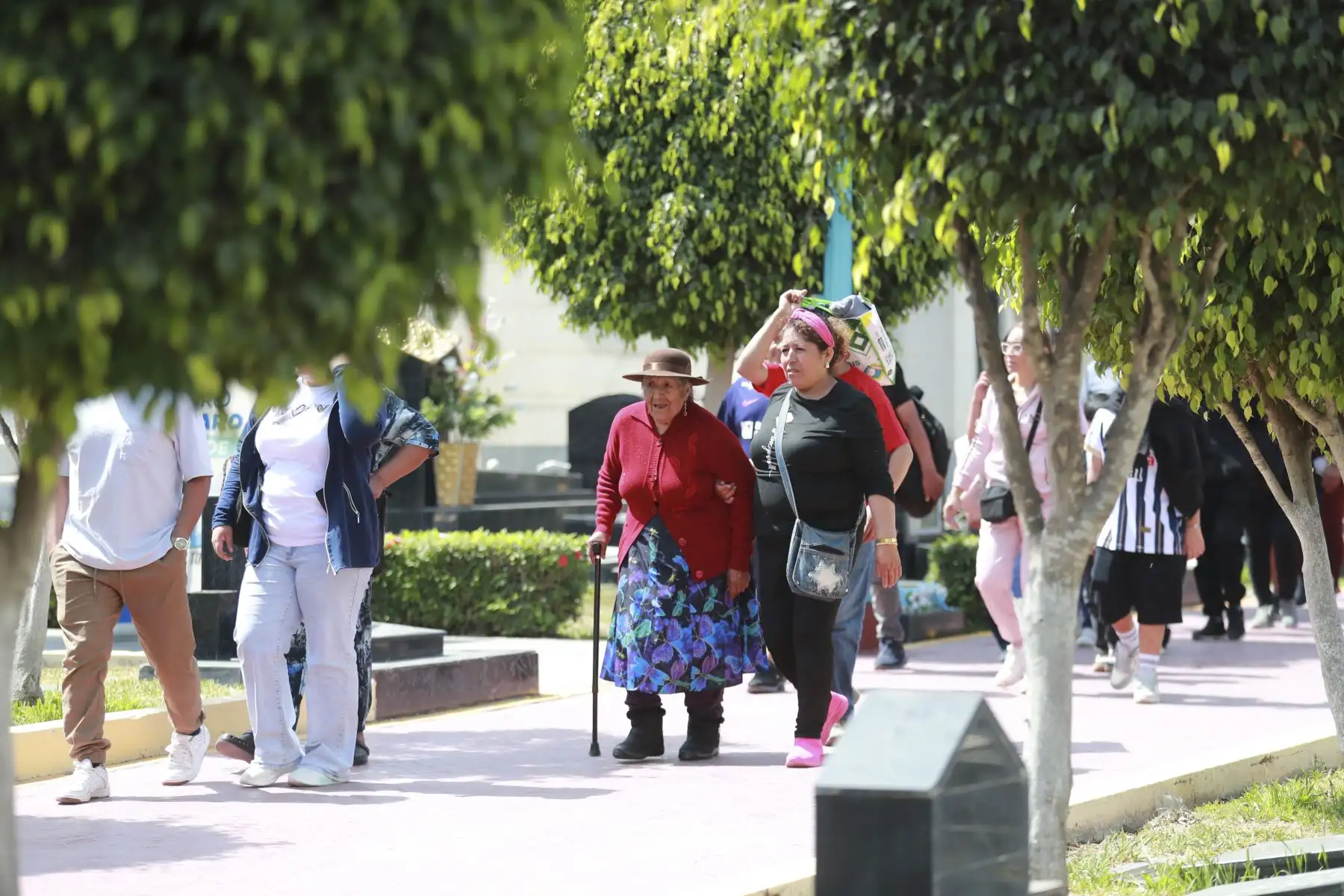 El Campo Santo Baquíjano, en el Callao, se llenó de visitantes que acudieron a recordar a sus seres queridos en el Día de Todos los Santos. Desde las primeras horas del día, familias enteras llegaron con flores y ofrendas para adornar las tumbas, compartiendo momentos de reflexión y encuentro en medio de una jornada marcada por la memoria y la tradición. Foto : ANDINA / Lino Chipana Obregón