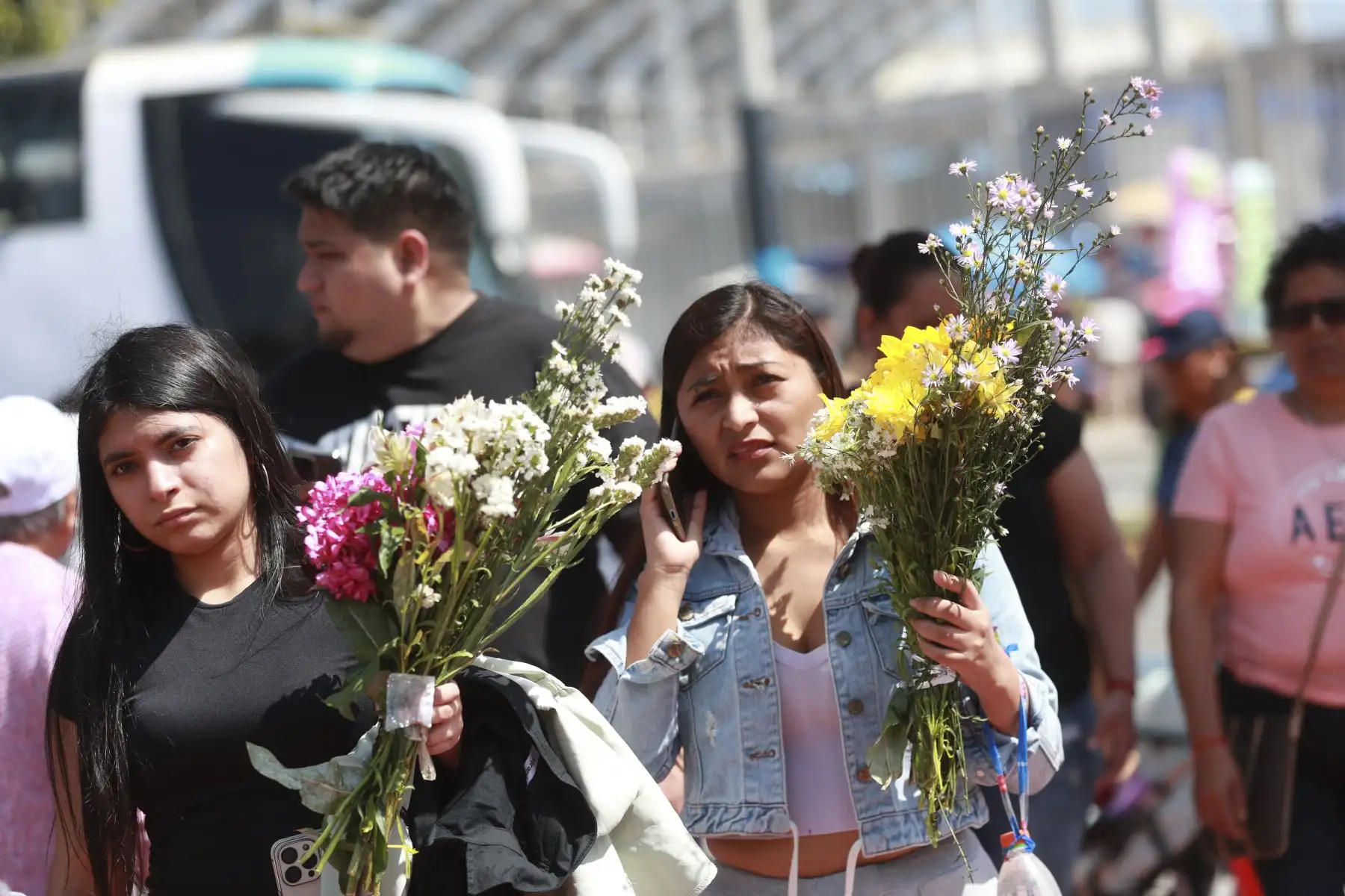 El Campo Santo Baquíjano, en el Callao, se llenó de visitantes que acudieron a recordar a sus seres queridos en el Día de Todos los Santos. Desde las primeras horas del día, familias enteras llegaron con flores y ofrendas para adornar las tumbas, compartiendo momentos de reflexión y encuentro en medio de una jornada marcada por la memoria y la tradición. Foto : ANDINA / Lino Chipana Obregón
