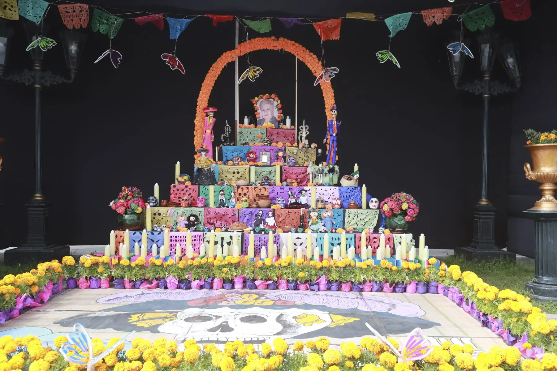 El Festival del Día de los Muertos al estilo de México se celebra en la Plaza Bolívar de Pueblo Libre, donde la tradición mexicana cobra vida con altares, ofrendas, música folklórica y danzas. Los asistentes disfrutan de comida típica como tamales y pan de muerto, celebrando la vida y el legado de los seres queridos en un ambiente lleno de color y cultura. Foto: ANDINA/Lino Chipana Obregón