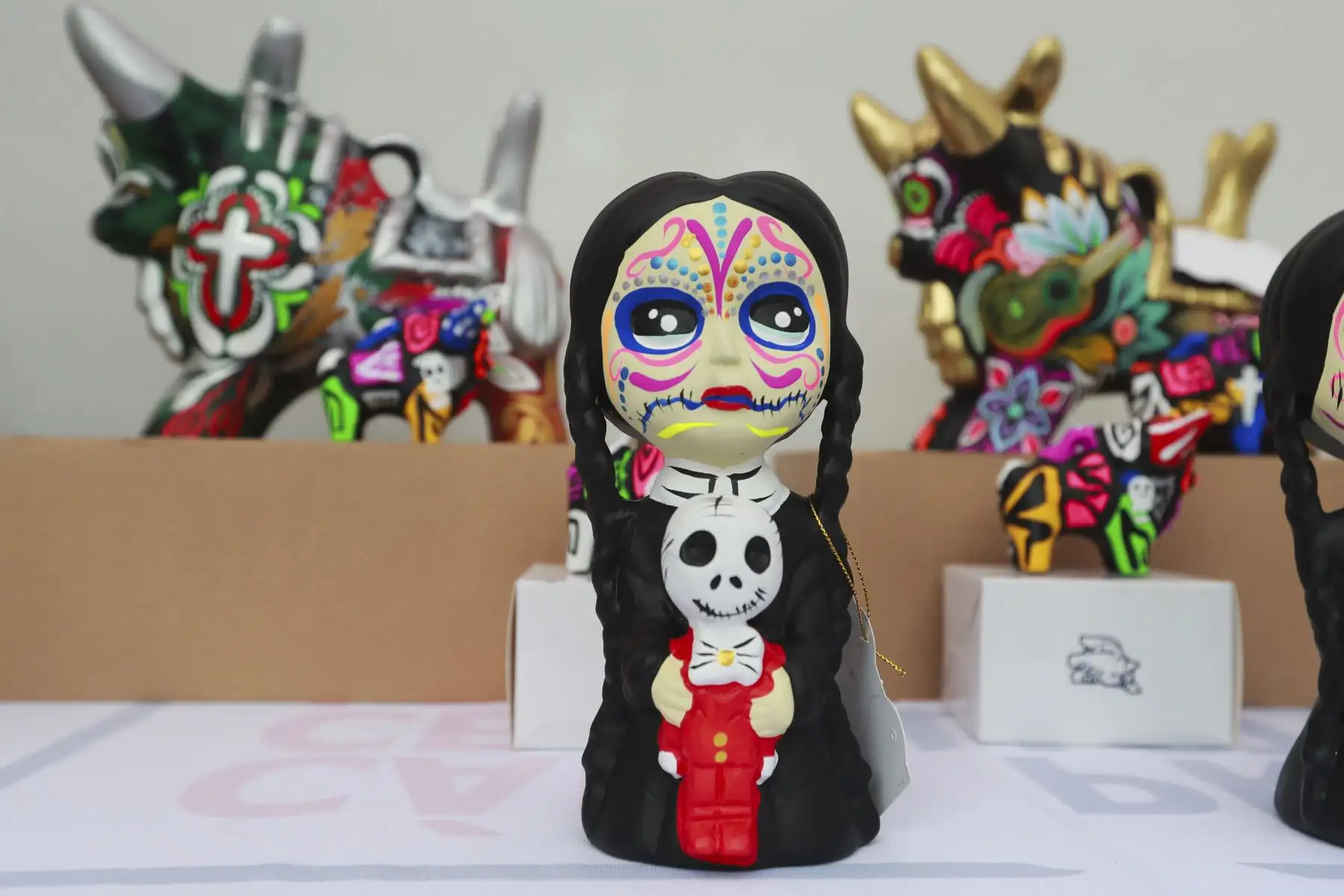 El Festival del Día de los Muertos al estilo de México se celebra en la Plaza Bolívar de Pueblo Libre, donde la tradición mexicana cobra vida con altares, ofrendas, música folklórica y danzas. Los asistentes disfrutan de comida típica como tamales y pan de muerto, celebrando la vida y el legado de los seres queridos en un ambiente lleno de color y cultura. Foto: ANDINA/Lino Chipana Obregón