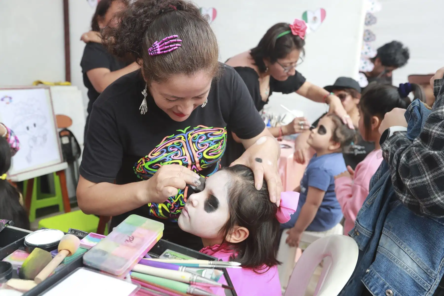 El Festival del Día de los Muertos al estilo de México se celebra en la Plaza Bolívar de Pueblo Libre, donde la tradición mexicana cobra vida con altares, ofrendas, música folklórica y danzas. Los asistentes disfrutan de comida típica como tamales y pan de muerto, celebrando la vida y el legado de los seres queridos en un ambiente lleno de color y cultura. Foto: ANDINA/Lino Chipana Obregón