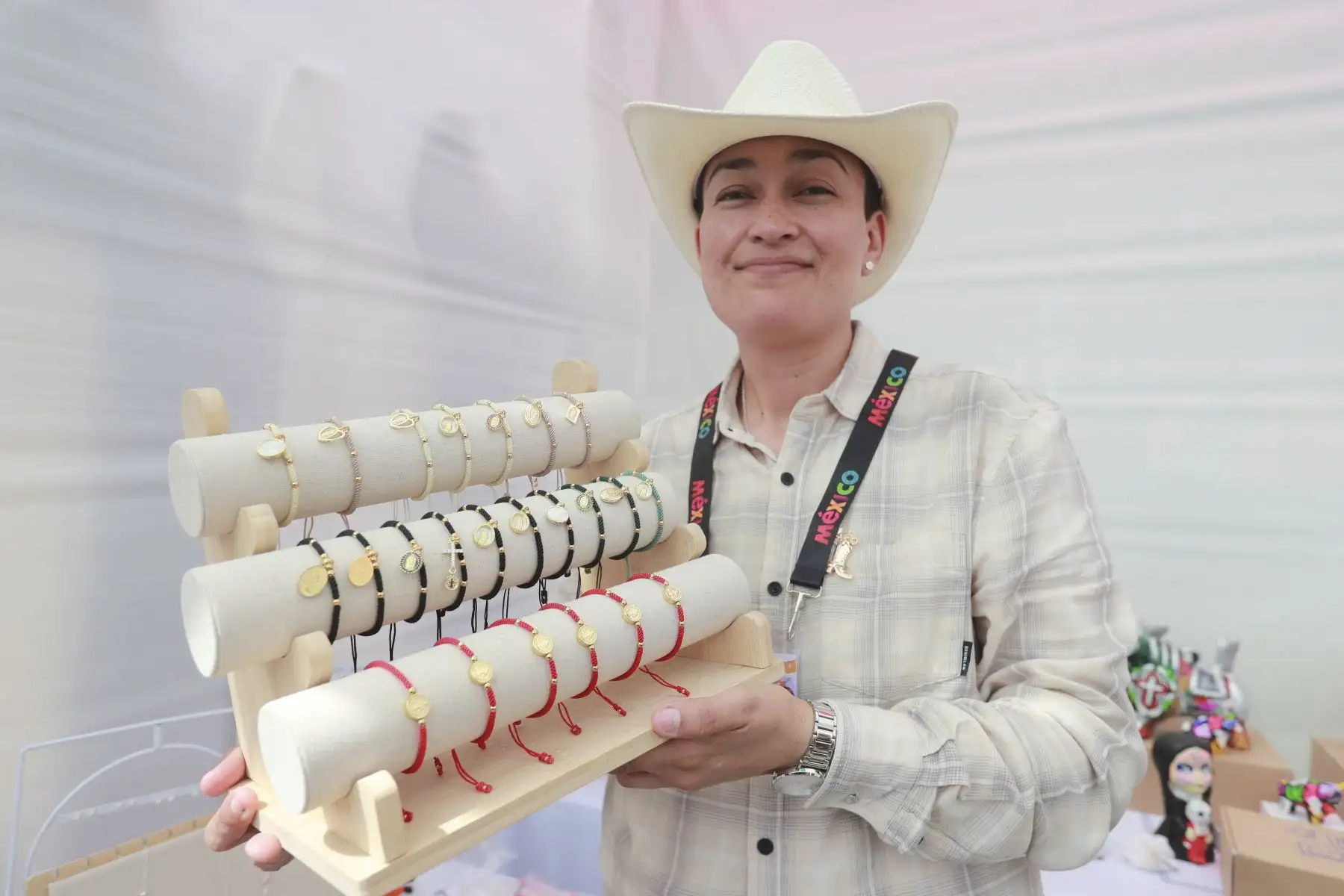 El Festival del Día de los Muertos al estilo de México se celebra en la Plaza Bolívar de Pueblo Libre, donde la tradición mexicana cobra vida con altares, ofrendas, música folklórica y danzas. Los asistentes disfrutan de comida típica como tamales y pan de muerto, celebrando la vida y el legado de los seres queridos en un ambiente lleno de color y cultura. Foto: ANDINA/Lino Chipana Obregón