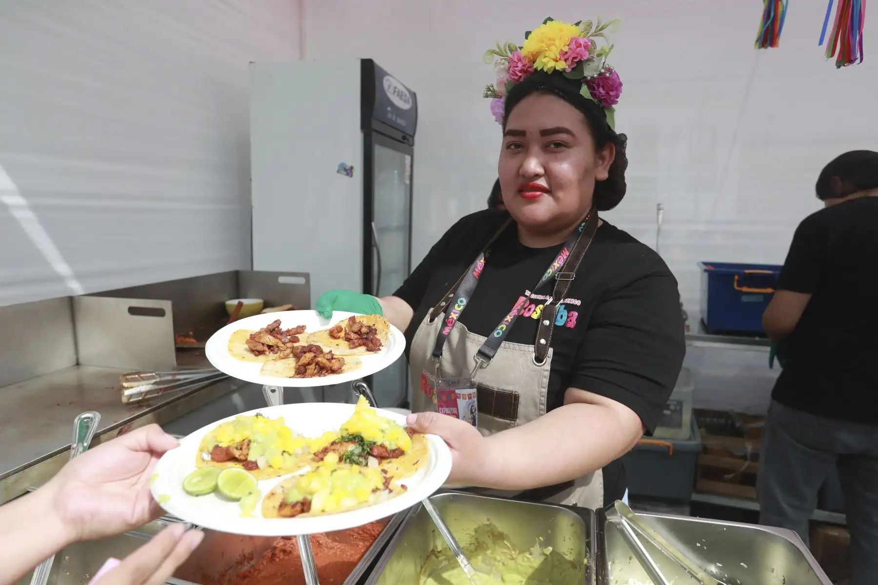 El Festival del Día de los Muertos al estilo de México se celebra en la Plaza Bolívar de Pueblo Libre, donde la tradición mexicana cobra vida con altares, ofrendas, música folklórica y danzas. Los asistentes disfrutan de comida típica como tamales y pan de muerto, celebrando la vida y el legado de los seres queridos en un ambiente lleno de color y cultura. Foto: ANDINA/Lino Chipana Obregón