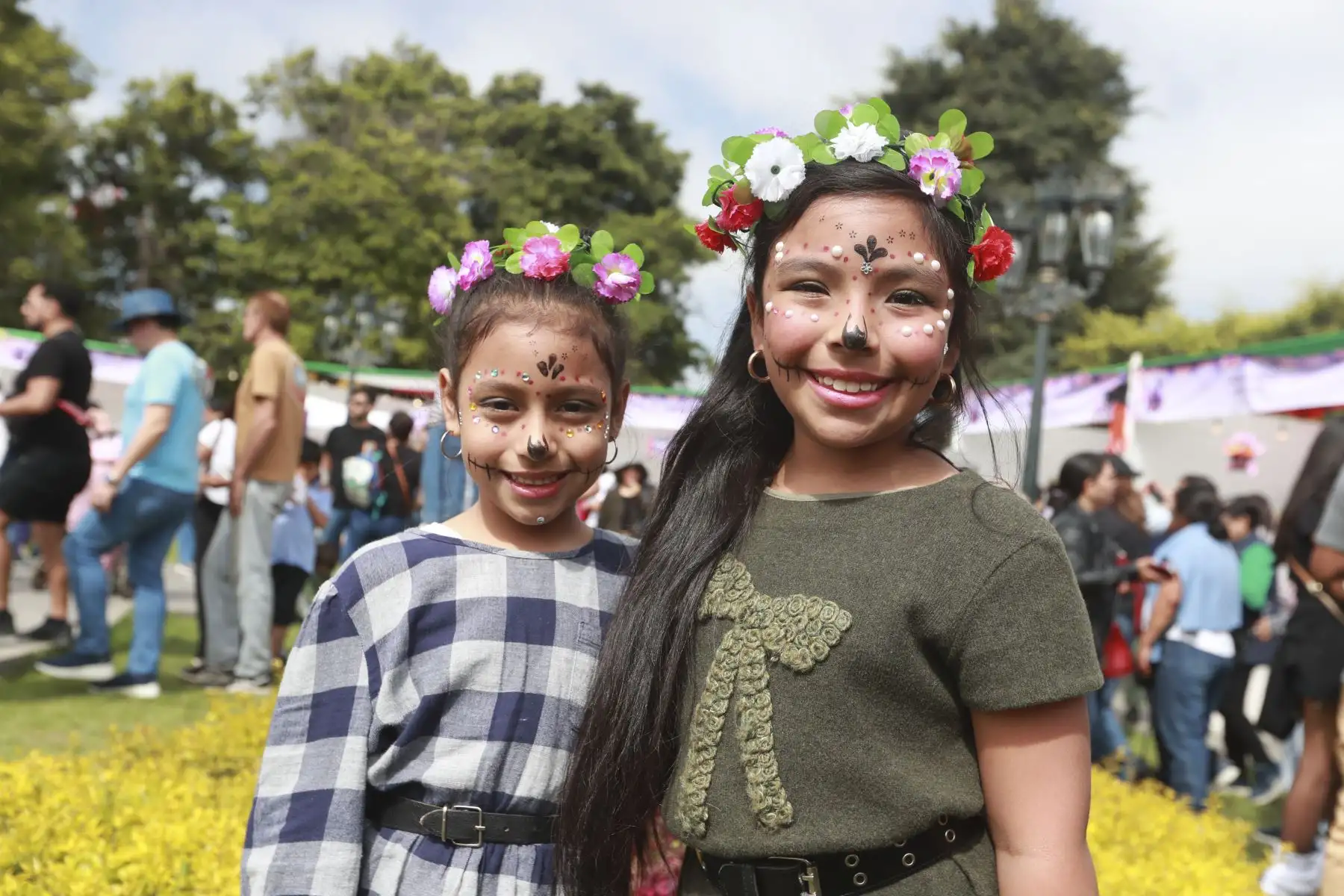 El Festival del Día de los Muertos al estilo de México se celebra en la Plaza Bolívar de Pueblo Libre, donde la tradición mexicana cobra vida con altares, ofrendas, música folklórica y danzas. Los asistentes disfrutan de comida típica como tamales y pan de muerto, celebrando la vida y el legado de los seres queridos en un ambiente lleno de color y cultura. Foto: ANDINA/Lino Chipana Obregón