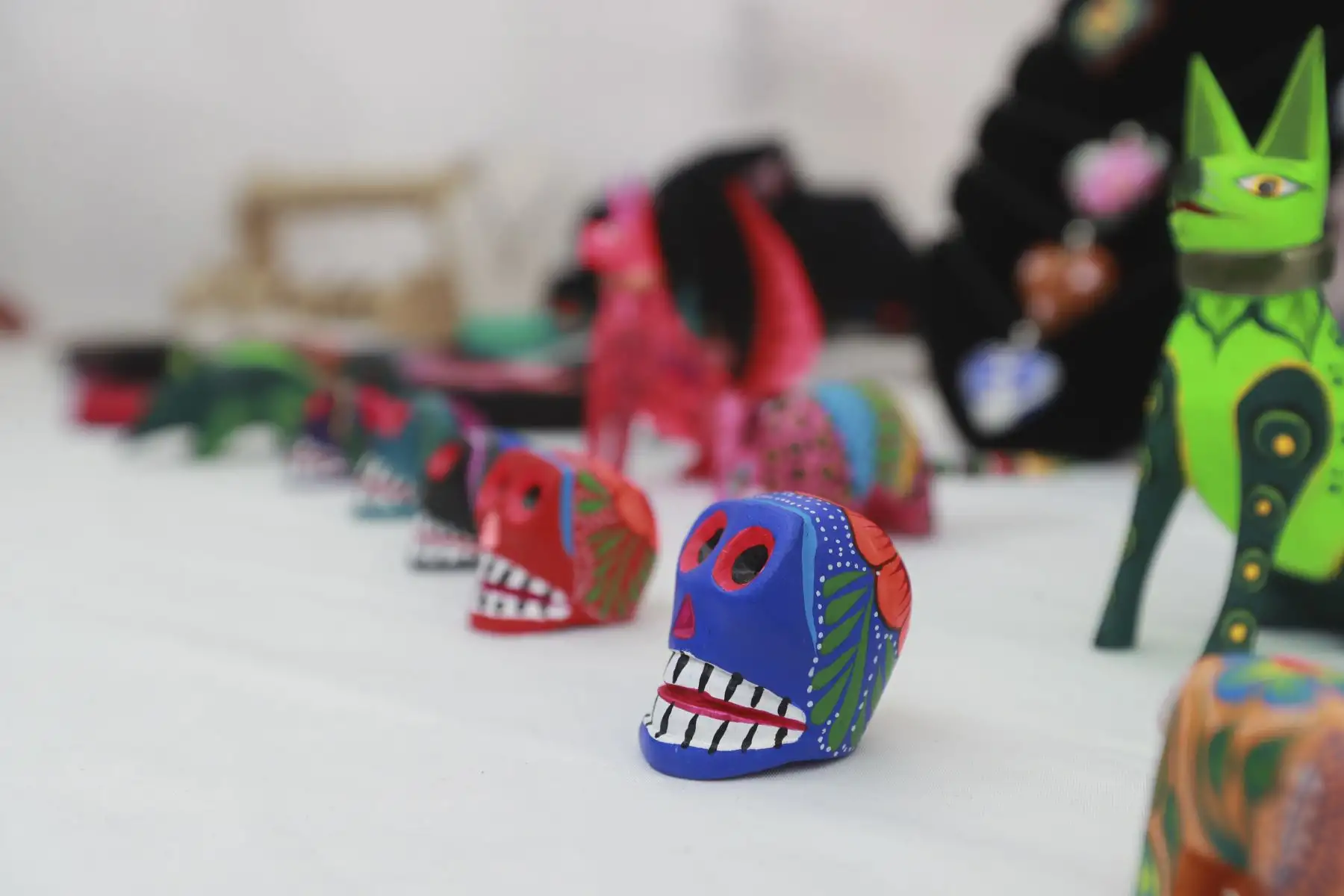 El Festival del Día de los Muertos al estilo de México se celebra en la Plaza Bolívar de Pueblo Libre, donde la tradición mexicana cobra vida con altares, ofrendas, música folklórica y danzas. Los asistentes disfrutan de comida típica como tamales y pan de muerto, celebrando la vida y el legado de los seres queridos en un ambiente lleno de color y cultura. Foto: ANDINA/Lino Chipana Obregón