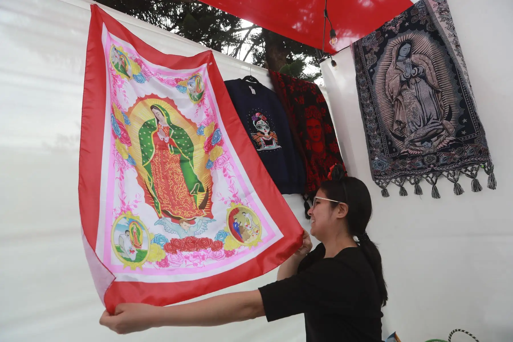 El Festival del Día de los Muertos al estilo de México se celebra en la Plaza Bolívar de Pueblo Libre, donde la tradición mexicana cobra vida con altares, ofrendas, música folklórica y danzas. Los asistentes disfrutan de comida típica como tamales y pan de muerto, celebrando la vida y el legado de los seres queridos en un ambiente lleno de color y cultura. Foto: ANDINA/Lino Chipana Obregón