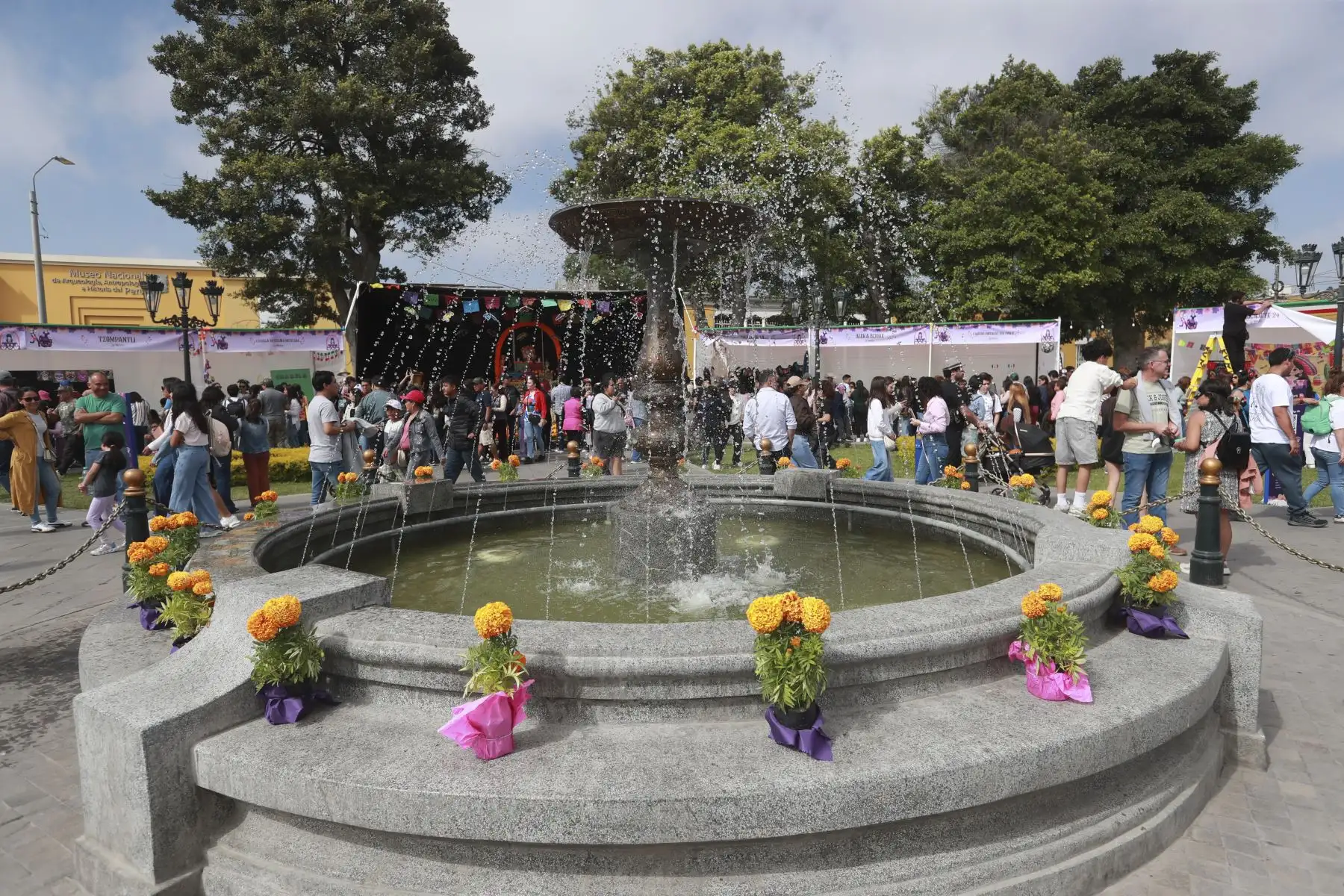 El Festival del Día de los Muertos al estilo de México se celebra en la Plaza Bolívar de Pueblo Libre, donde la tradición mexicana cobra vida con altares, ofrendas, música folklórica y danzas. Los asistentes disfrutan de comida típica como tamales y pan de muerto, celebrando la vida y el legado de los seres queridos en un ambiente lleno de color y cultura. Foto: ANDINA/Lino Chipana Obregón