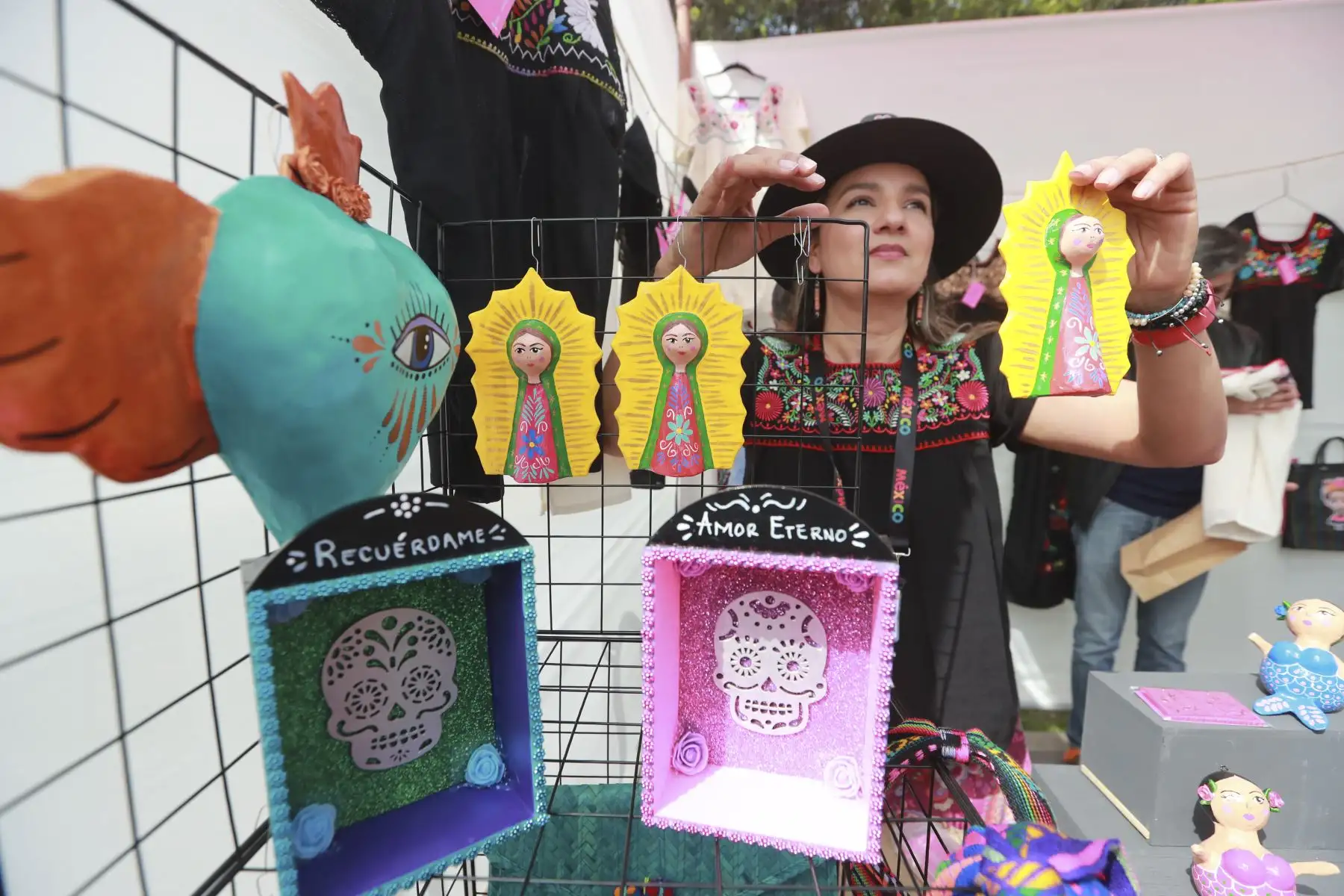 El Festival del Día de los Muertos al estilo de México se celebra en la Plaza Bolívar de Pueblo Libre, donde la tradición mexicana cobra vida con altares, ofrendas, música folklórica y danzas. Los asistentes disfrutan de comida típica como tamales y pan de muerto, celebrando la vida y el legado de los seres queridos en un ambiente lleno de color y cultura. Foto: ANDINA/Lino Chipana Obregón