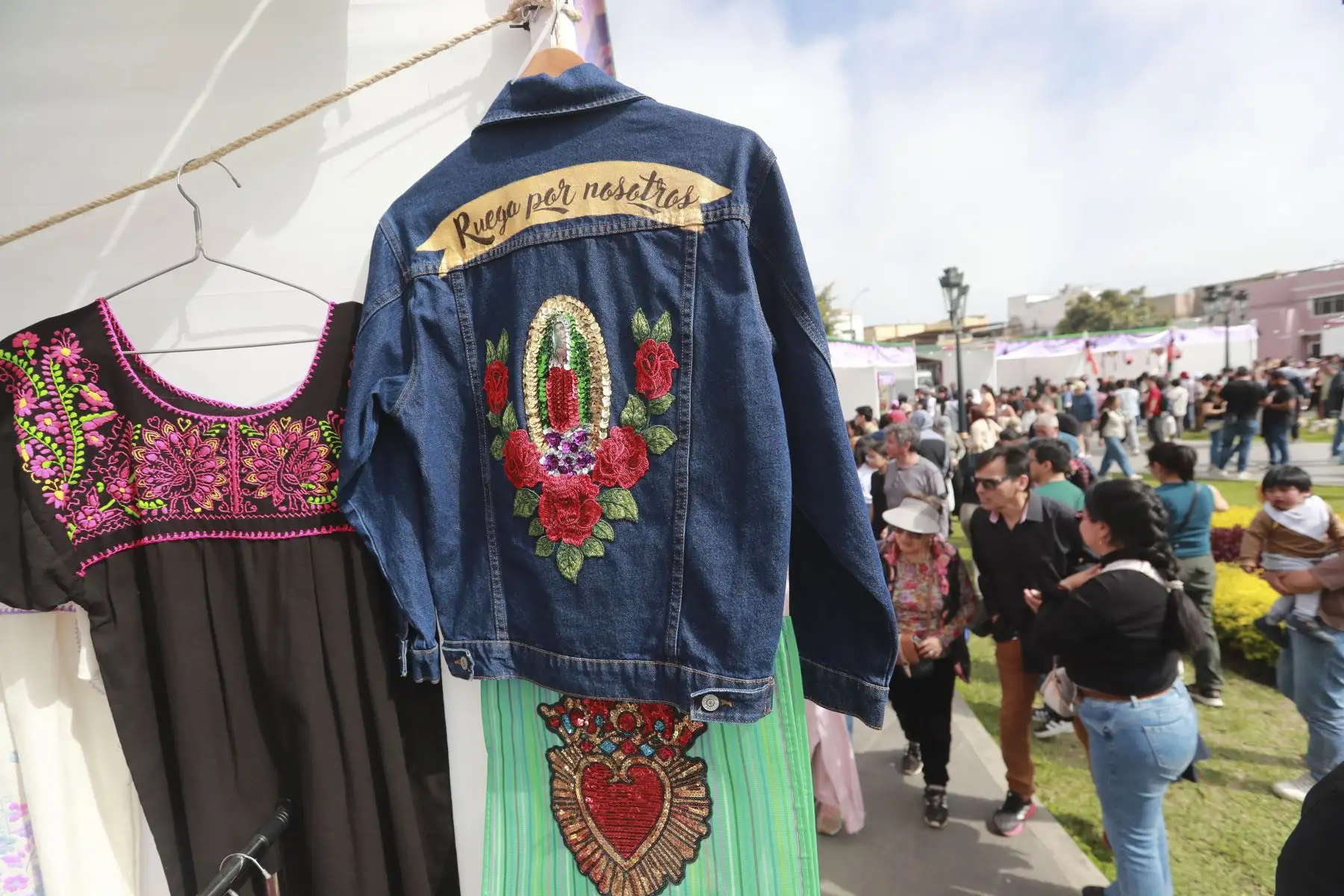 El Festival del Día de los Muertos al estilo de México se celebra en la Plaza Bolívar de Pueblo Libre, donde la tradición mexicana cobra vida con altares, ofrendas, música folklórica y danzas. Los asistentes disfrutan de comida típica como tamales y pan de muerto, celebrando la vida y el legado de los seres queridos en un ambiente lleno de color y cultura. Foto: ANDINA/Lino Chipana Obregón